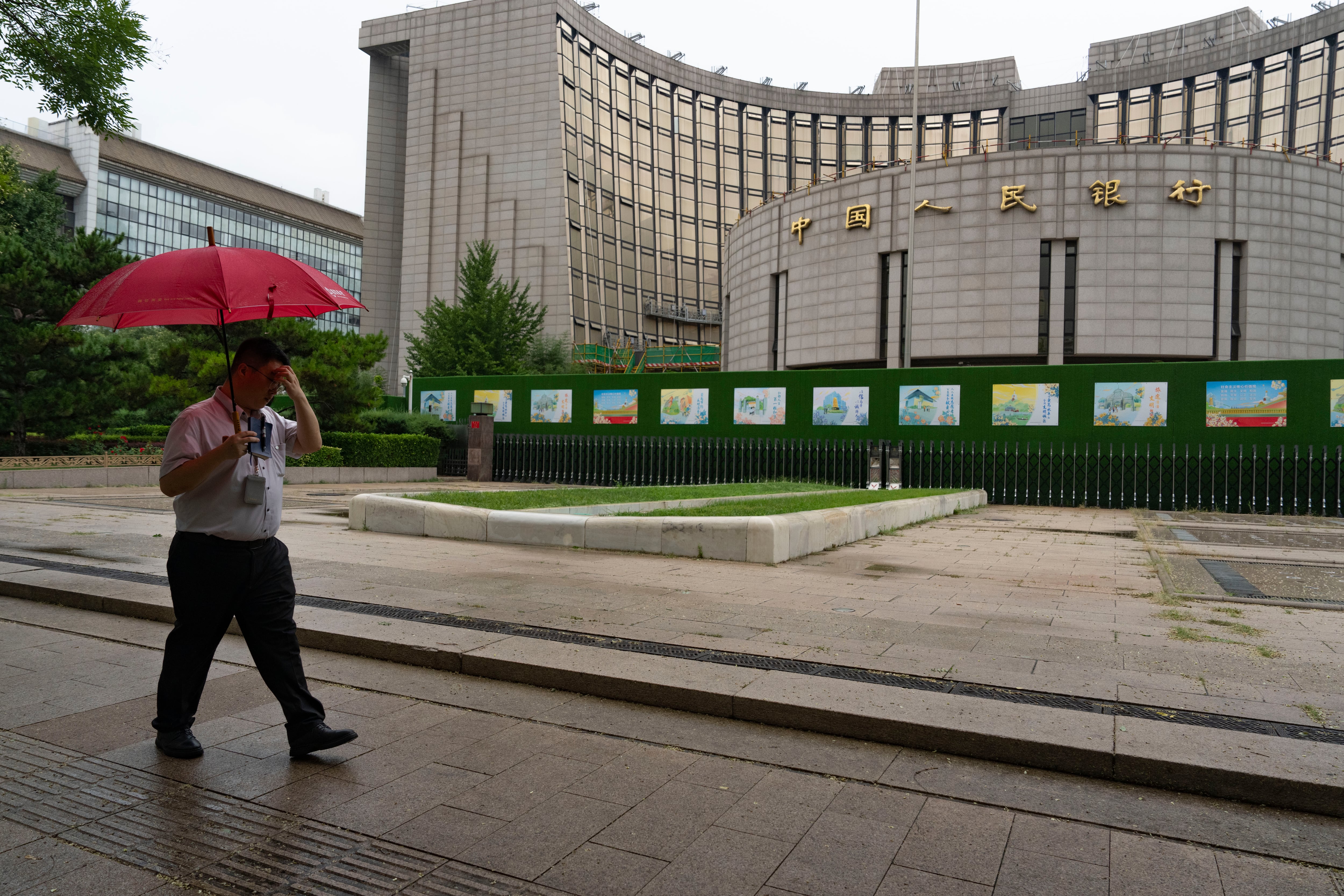 Bausili se reunió con su par de China para encaminar la renovación del swap Frente del banco central de China, en Beijing