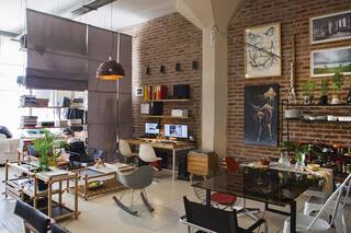 Una pareja de arquitectos unió oficio y vida personal en un loft de estilo industrial