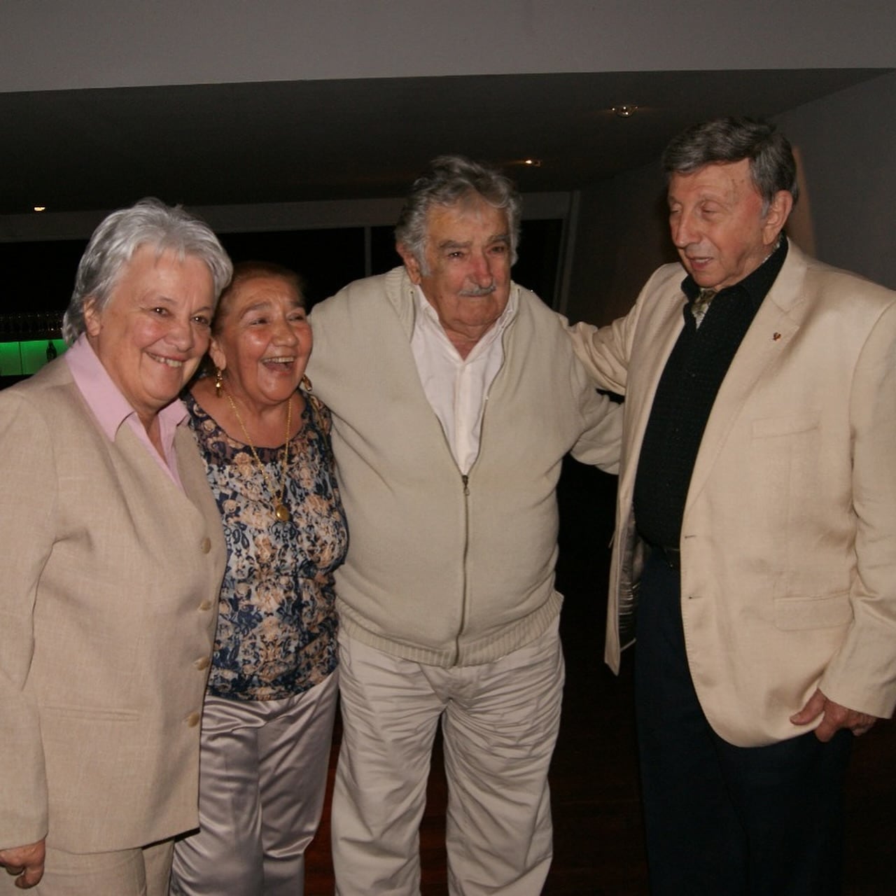 Luis Landriscina y su esposa Betty junto al expresidente uruguayo Pepe Mujica y su esposa, Lucía Topolansky