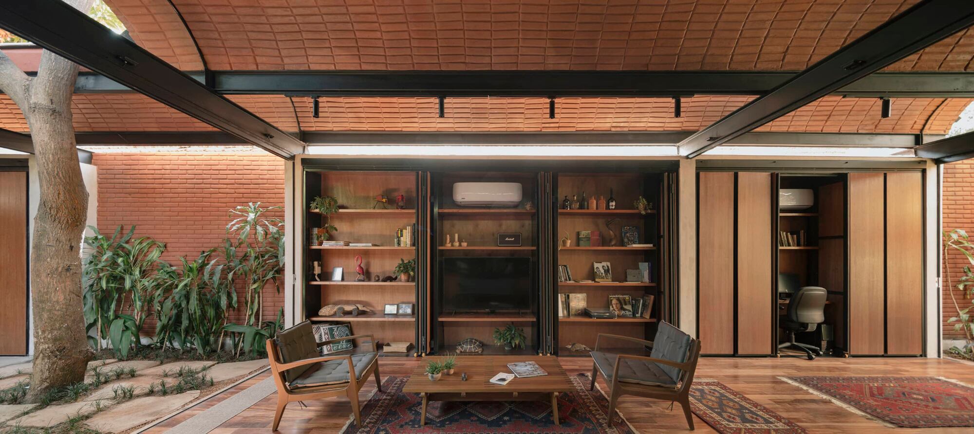 La mesa principal, las sillas y el juego de living son de la marca brasileña Saccaro.