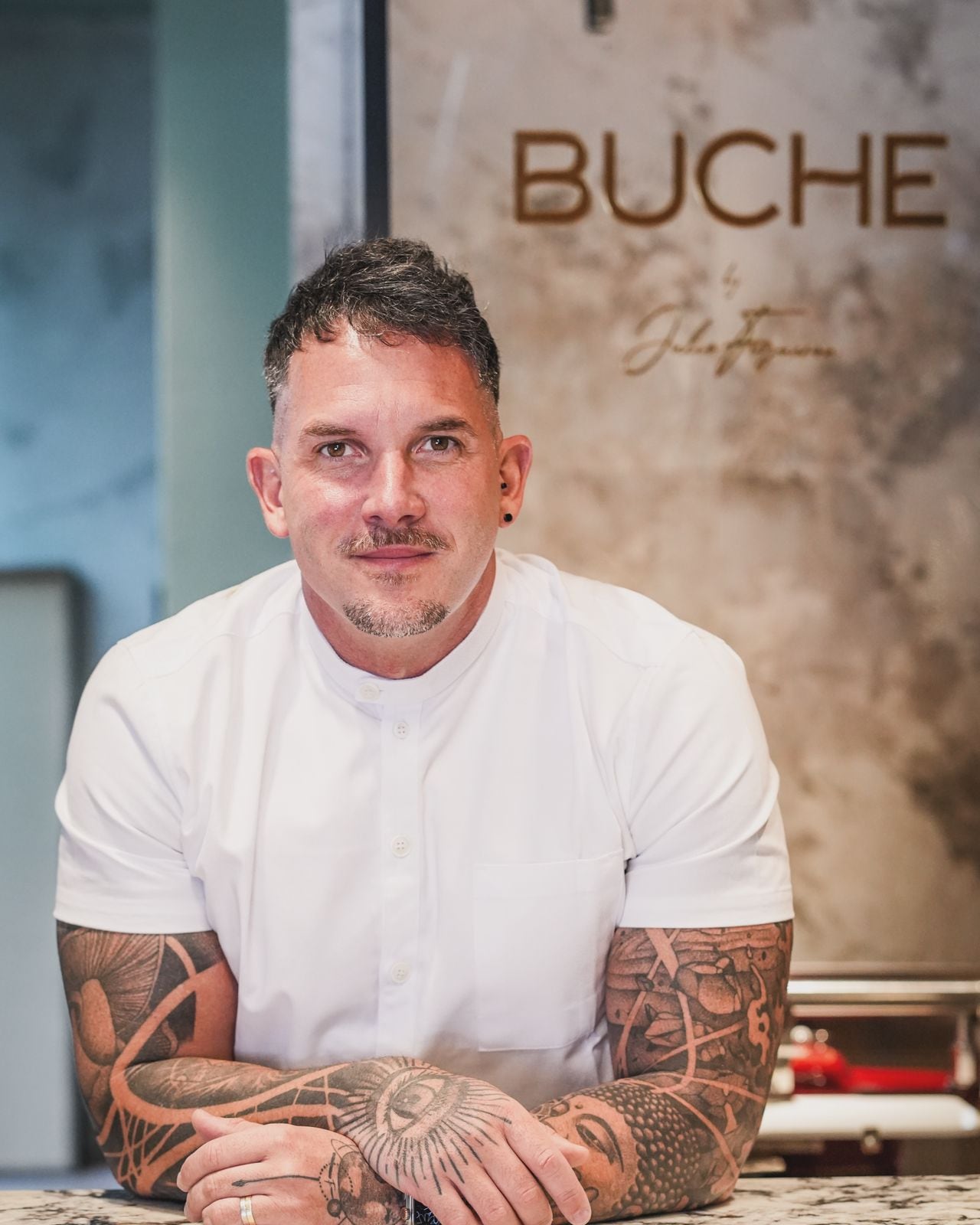 Dónde conseguir embutidos y quesos de primera en Buenos Aires 8 Con más de 20 años en el sector gastronómico, Julio Figueroa se dedica a reunir los mejores productores de quesos y chacinados del país
