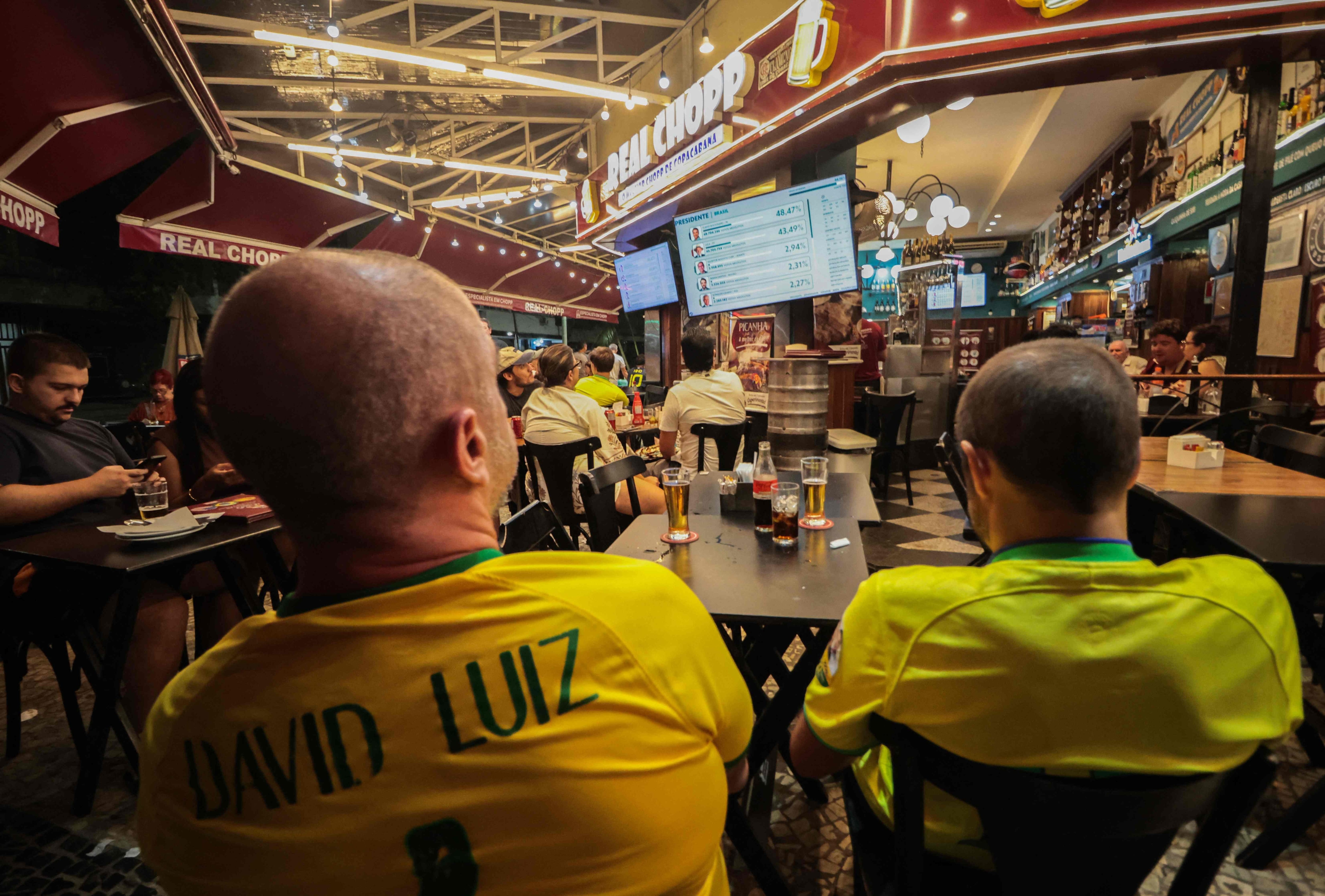 Simpatizantes del presidente y candidato presidencial de Brasil, Luiz Inácio Lula da Silva, esperan los resultados finales de las elecciones presidenciales en Río de Janeiro, Brasil