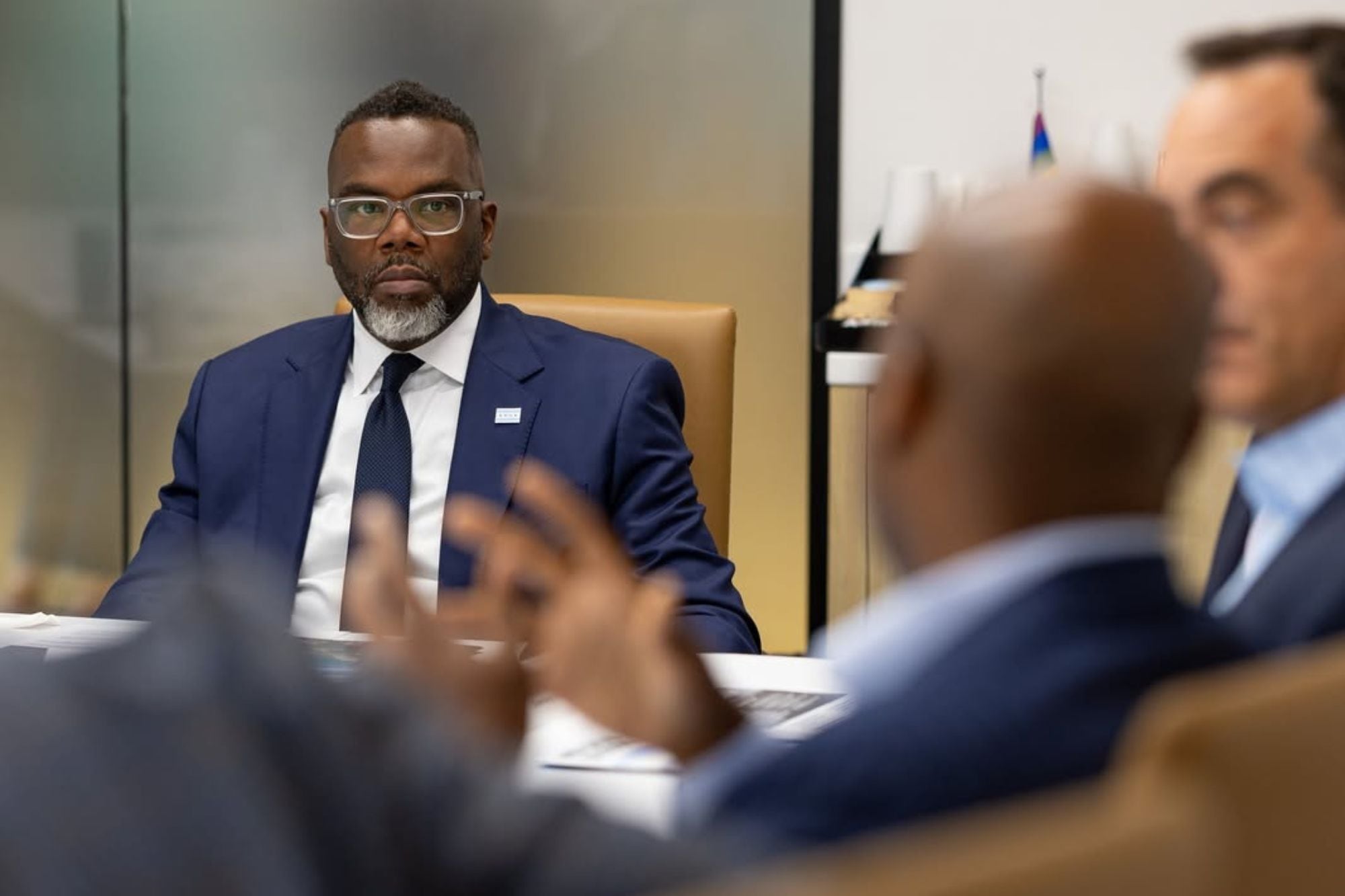 El alcalde de Chicago, Brandon Johnson, señaló que el proyecto reemplaza un viejo almacén cerrado en 2024 con