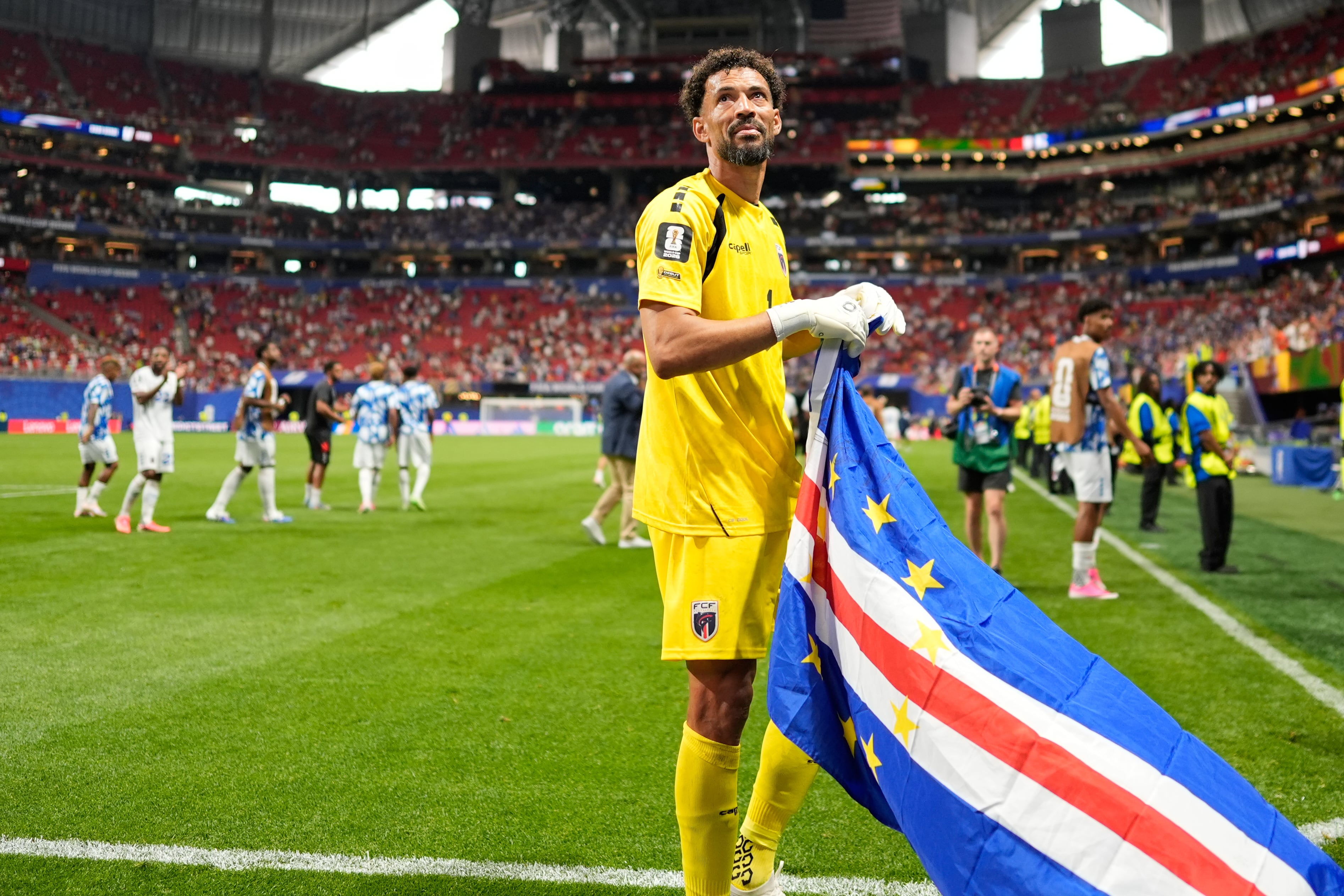 El portero de Cabo Verde Vozinha celebra el empate con España en el Grupo H de la Copa Mundial sosteniendo la bandera de su país el lunes 15 de junio del 2026. (AP Foto/Mike Stewart)