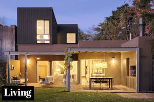 Hizo su casa de Don Torcuato por etapas y, en lugar de camuflar el agregado, lo destacó