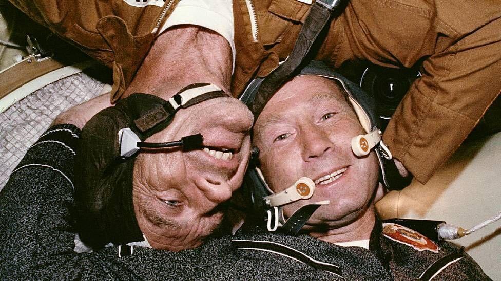 El astronauta estadounidense Donald K. Slayton y el cosmonauta soviético Aleksey A. Leonov en el módulo orbital Soyuz durante la misión de acoplamiento Apolo-Soyuz el 17 de julio de 1975 (Foto: NASA)
