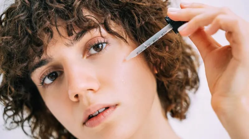 ADN de peces y excrementos de ave: qué dicen los dermatólogos sobre los tratamientos que obsesionan a las redes