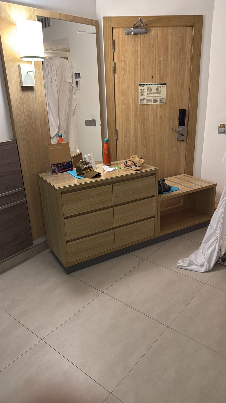 Muebles tapando la puerta del cuarto del hotel