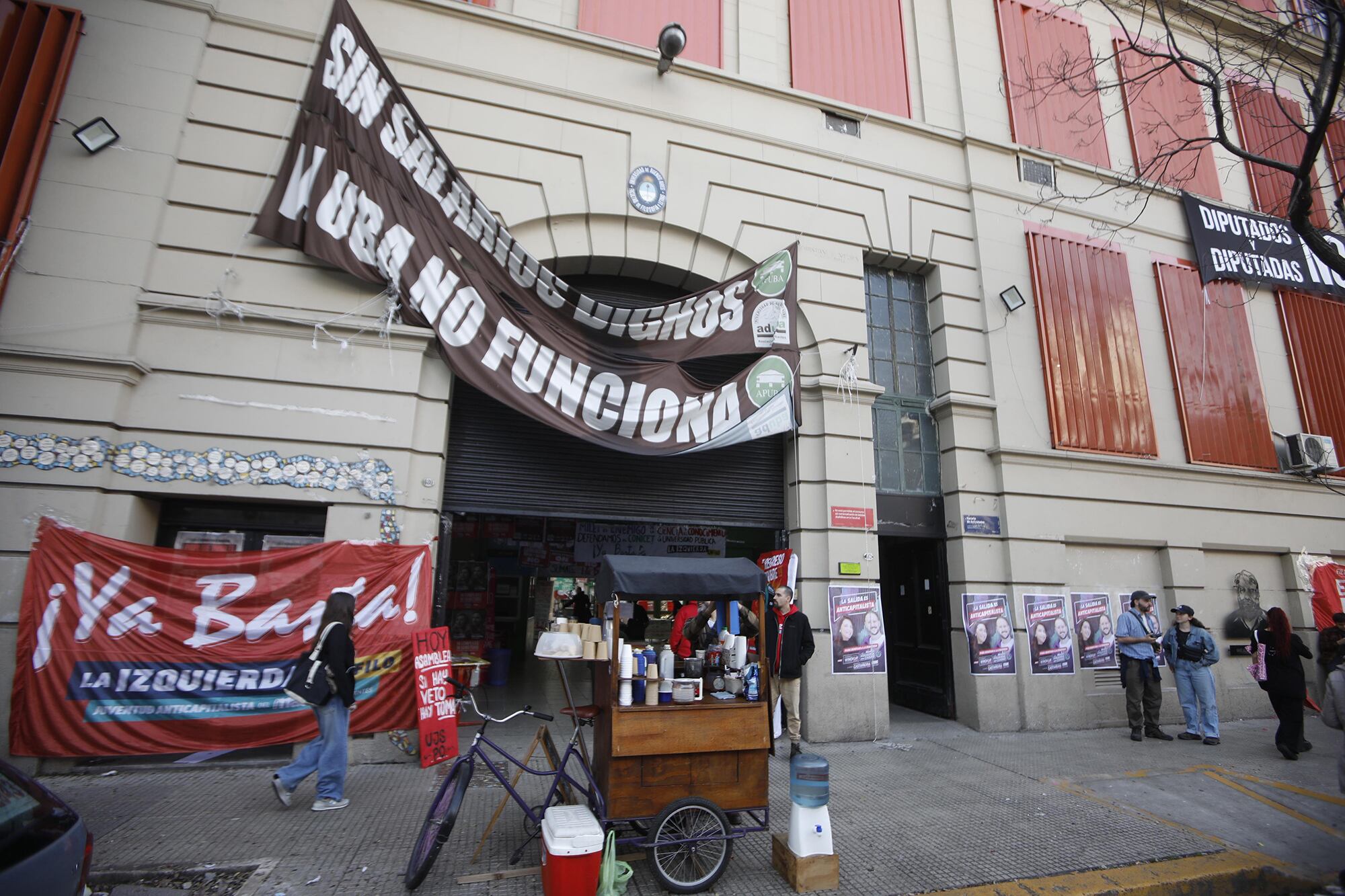Carteles en el frente de la Facultad de Filosofía y Letras
