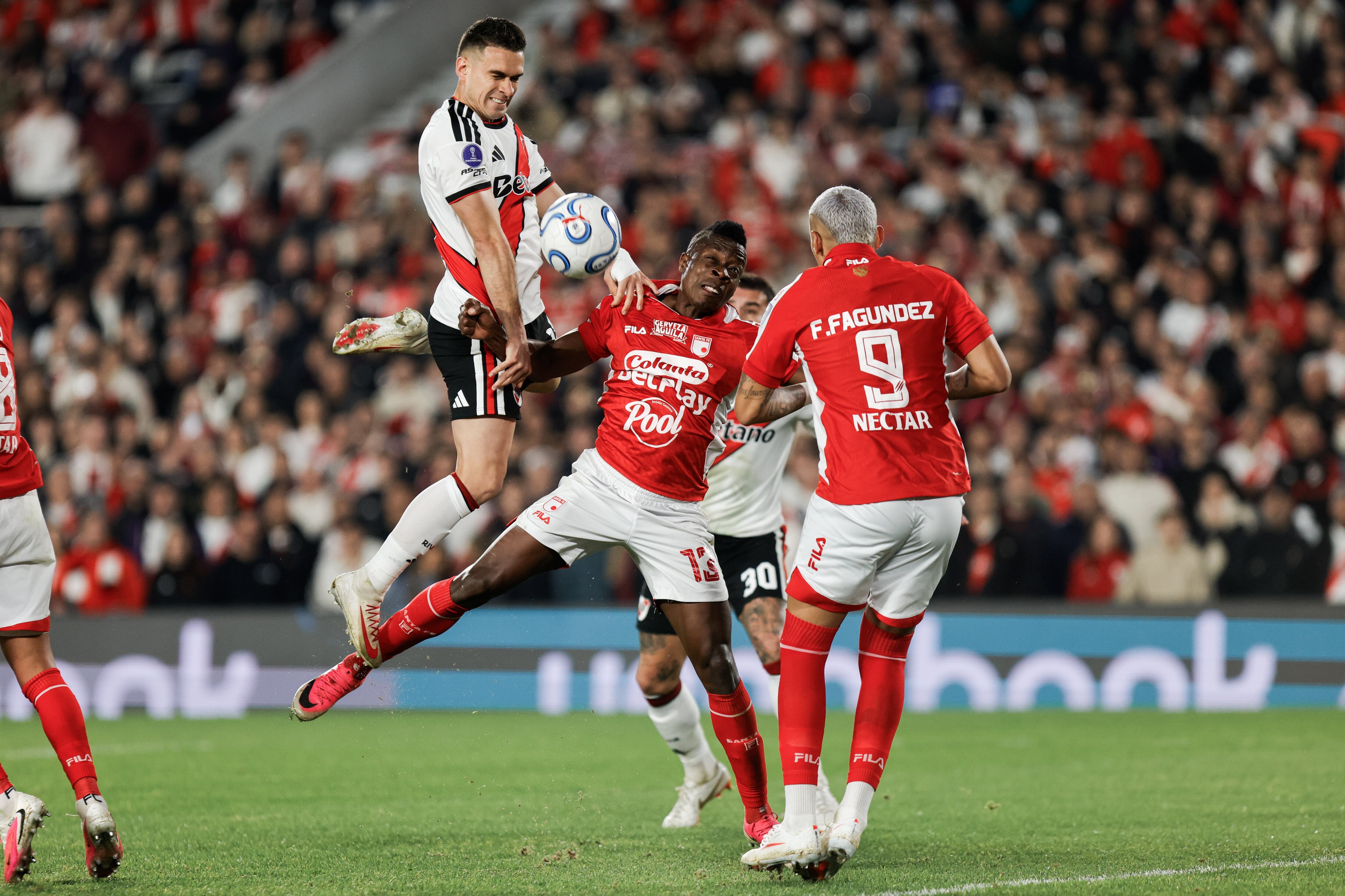 Rafael Santos Borré fue uno de los blancos del descontento de los hinchas de River