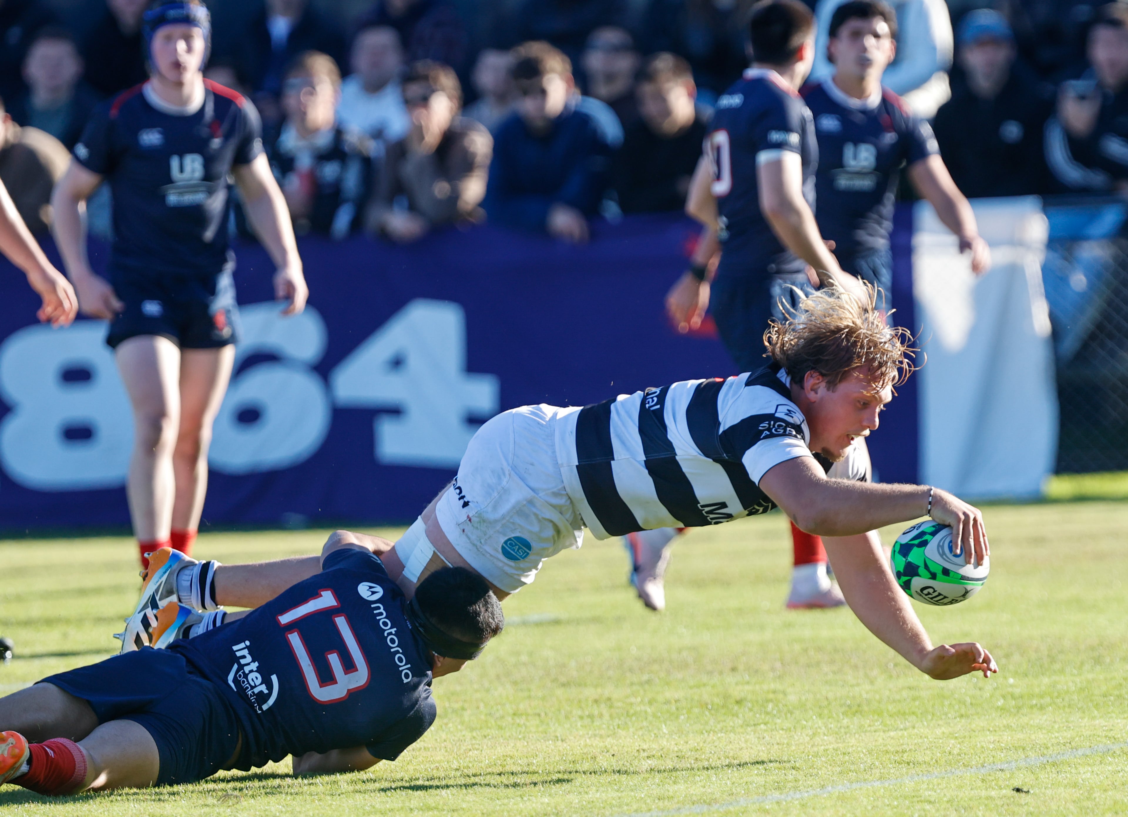 Top 14 de URBA: ganaron CASI, Hindú y Newman, pero SIC fue sorprendido en Rosario 5 Luis Prieto Martínez no llega a evitar un try de Ignacio Torrado; CASI jugó como local en la cancha de Buenos Aires Crciket & Rugby, triunfó y se mantiene arriba en el Top 14 de URBA.