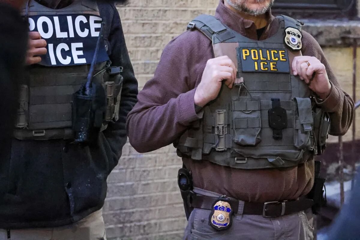 Noa-Castaneda tenía antecedentes penales, entre los que se incluyen robo, asalto, daños a la propiedad y hurto en tiendas