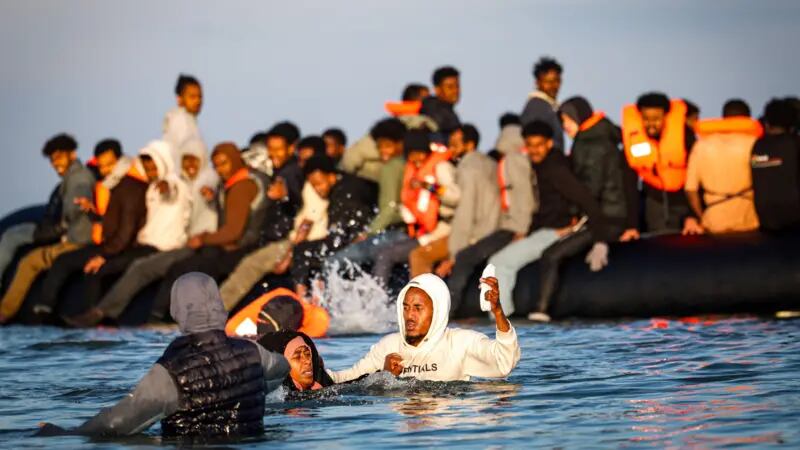 Los migrantes utilizan precarias lanchas inflables para cruzar el Canal de la Macha desde Francia a Inglaterra