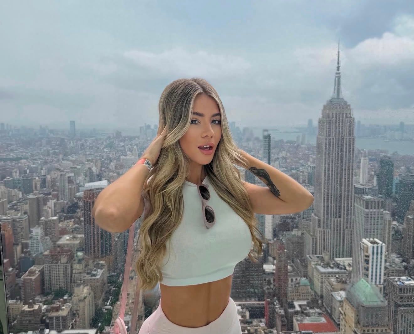 Quién es Candela Arizaga, la influencer que salió corriendo semidesnuda del departamento de Facundo Moyano en Belgrano