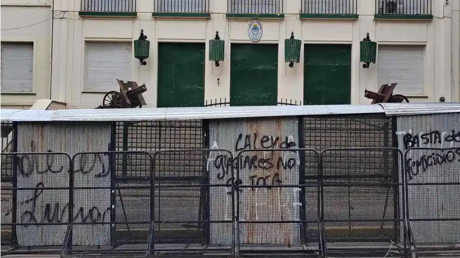 La sede del Comando de la VI Brigada de Montaña apareció con un vallado de seguridad, sobre el cual se escribieron leyendas y pintadas