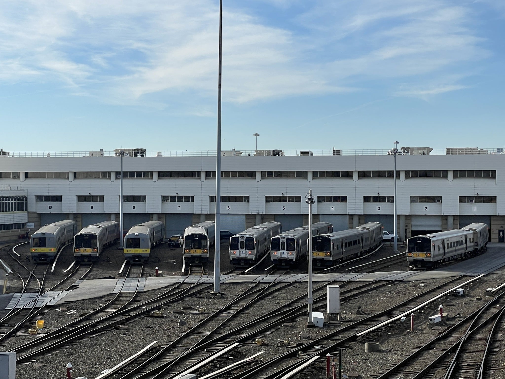 Avanza la huelga de trenes en Nueva York: el pedido de Kathy Hochul a los sindicatos del Long Island Rail Road 6 El Long Island Rail Road (LIRR) entró en huelga y suspendió sus servicios