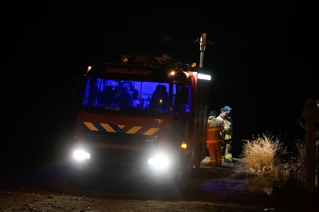Tanto policías como bomberos trabajaron durante la noche tras el hallazgo del cuerpo