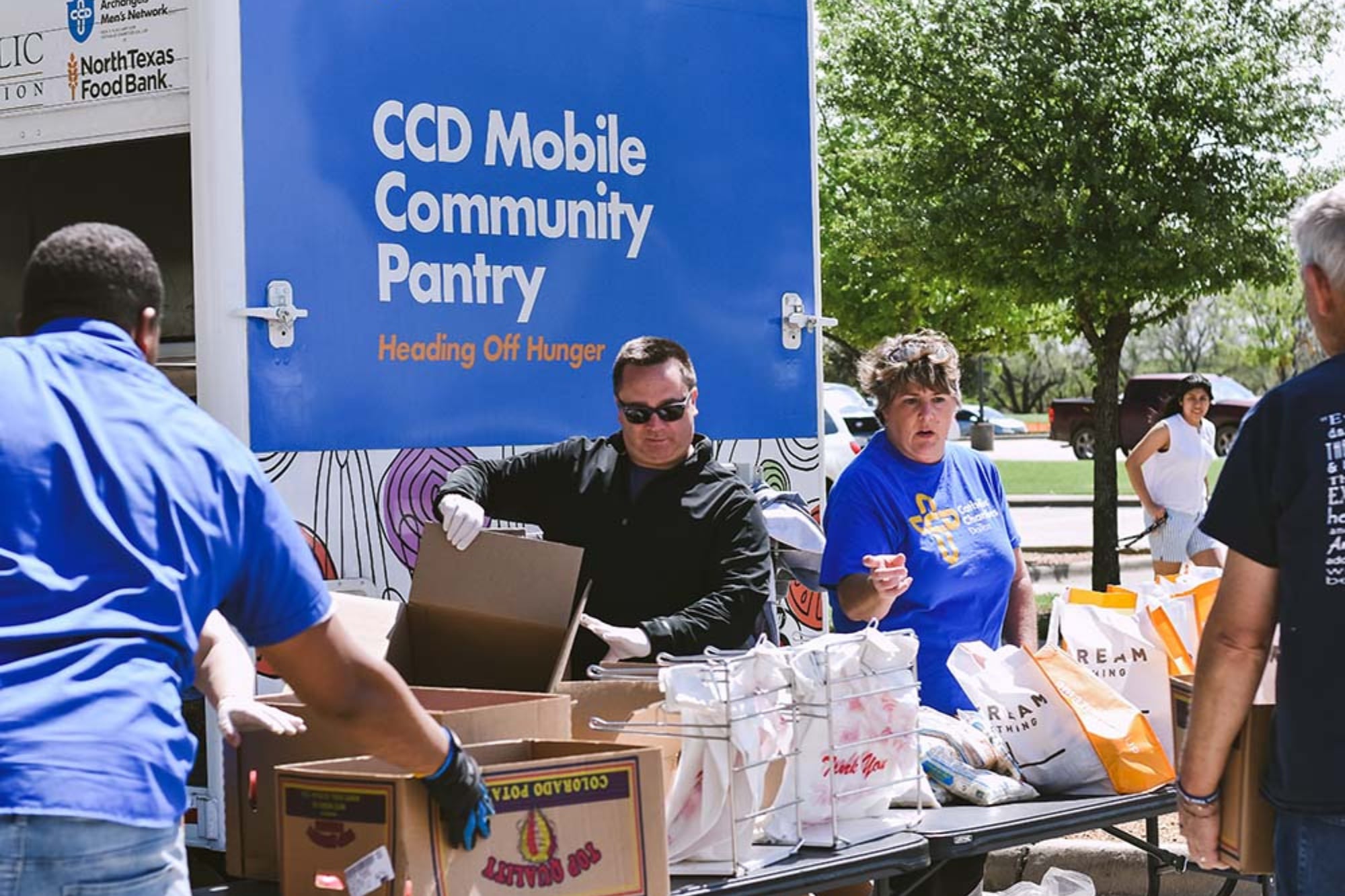 Catholic Charities Dallas presta asistencia a miles de personas cada año mediante programas que incluyen distribución de alimentos, apoyo a personas sin hogar y servicios comunitarios