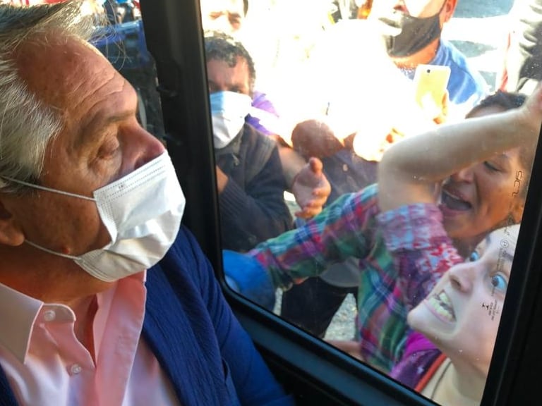 Alberto Fernández, durante una recorrida en pandemia