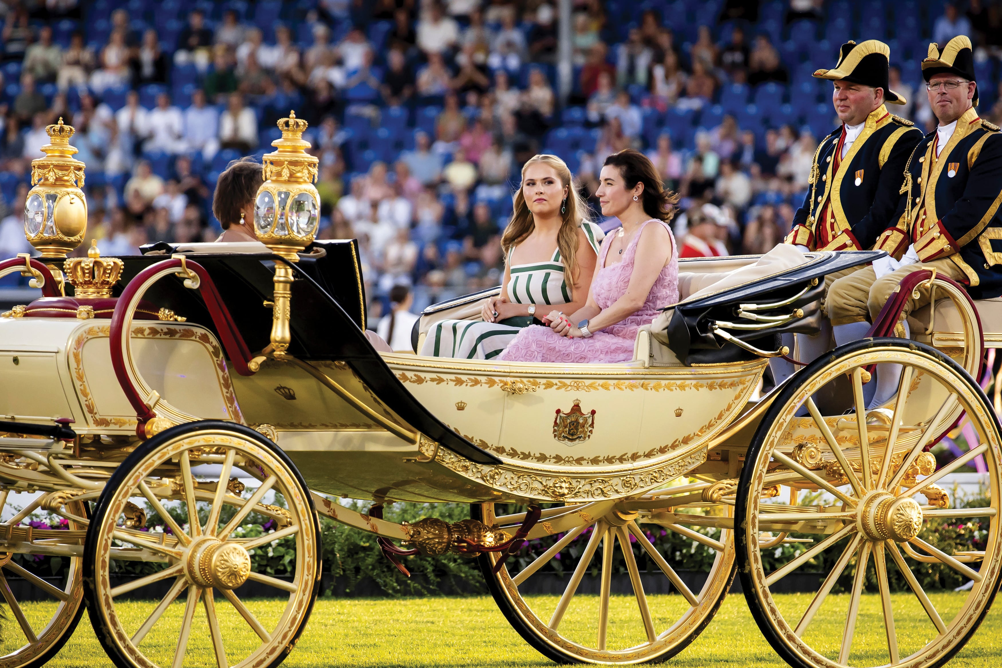 La princesa desfiló en una de las espectaculares carrozas de los Orange Nassau, que tiene 128 años y usaba su tatarabuela, la reina Guillermina