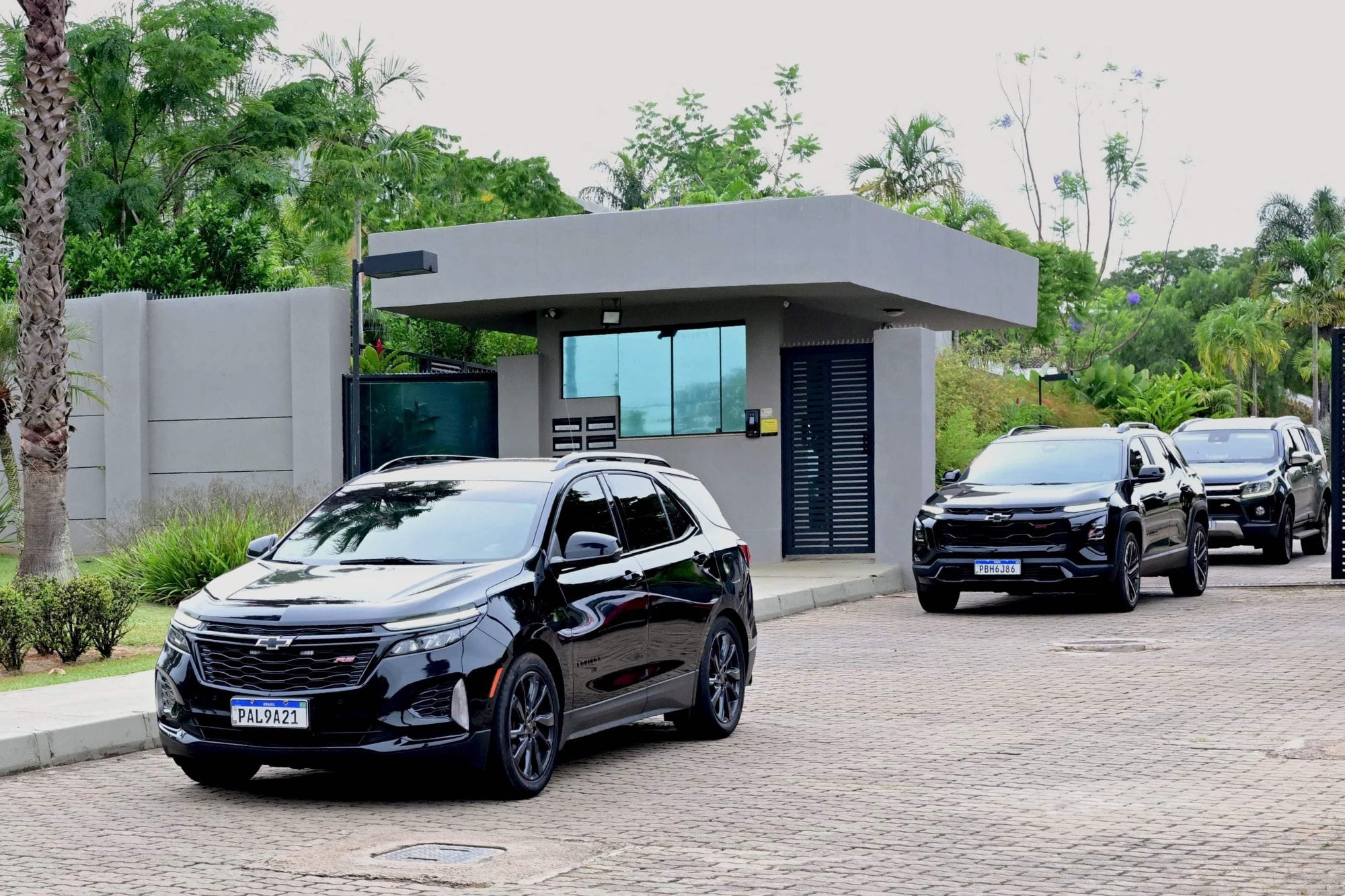 Vehículos de la caravana de Bolsonaro afuera de su condominio, este martes