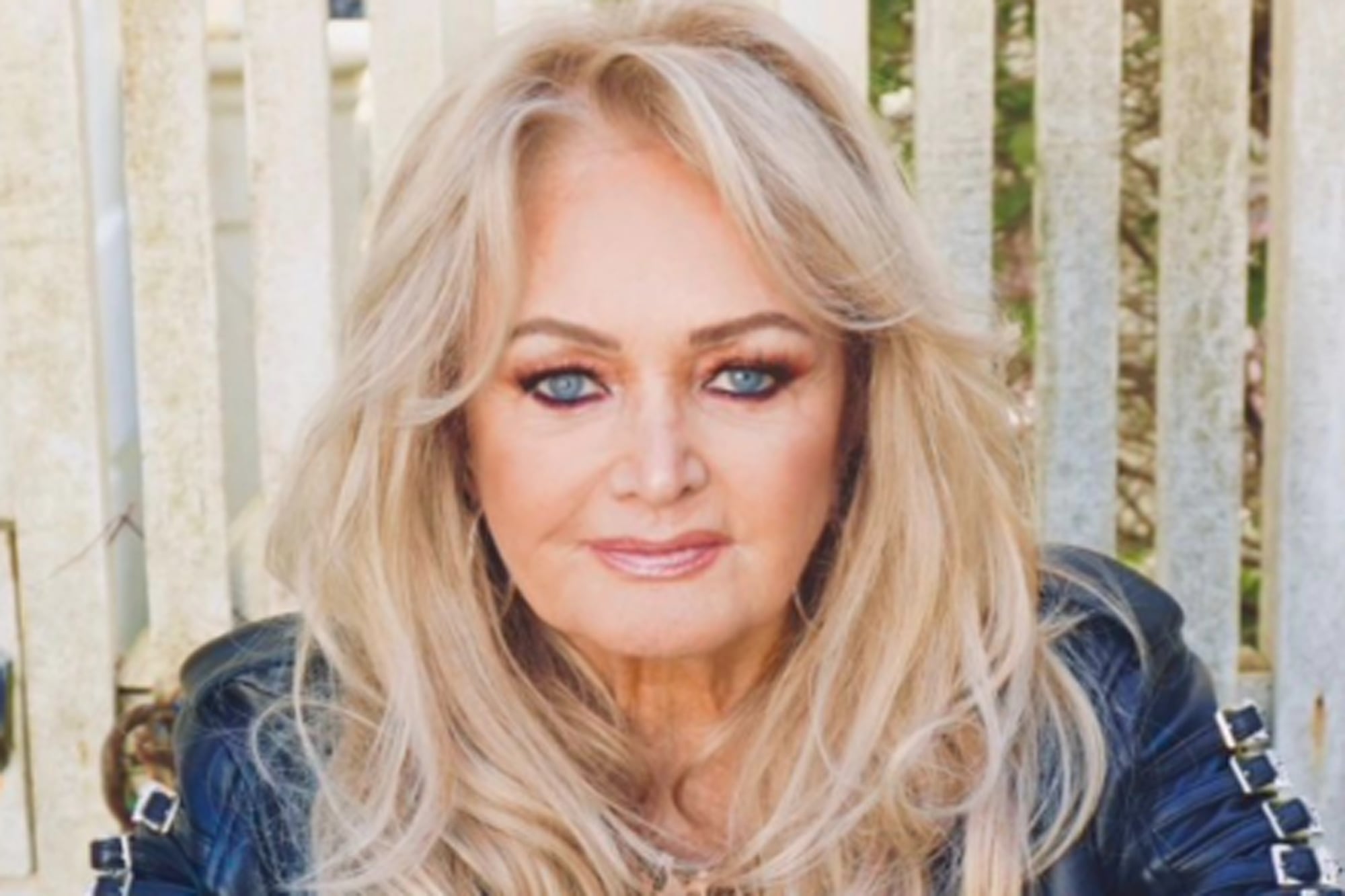 Murió Bonnie Tyler, la cantante británica que lideró los rankings con Eclipse total del corazón.
