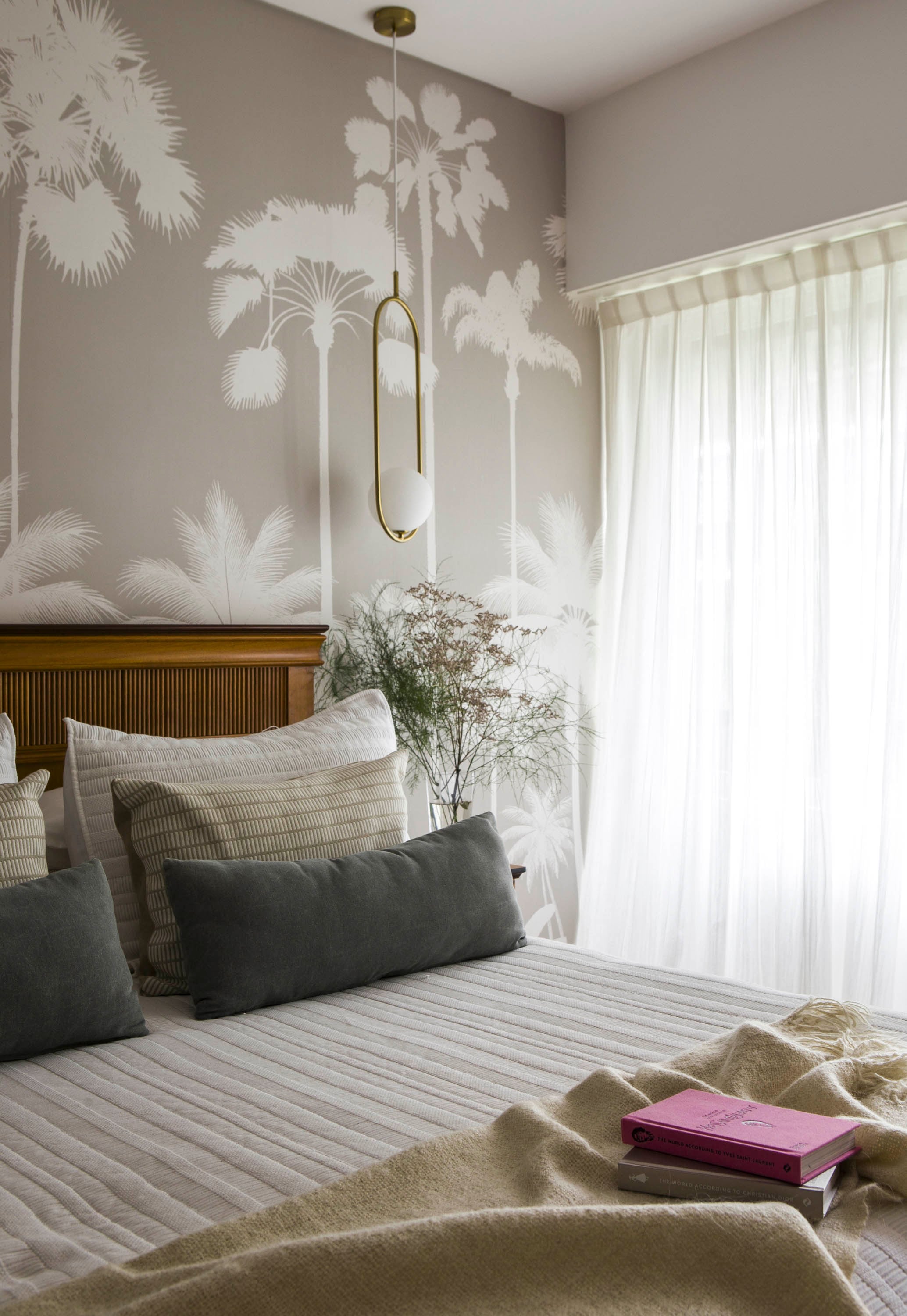 Empapelado (Bardo) con la ropa de cama (West Elm) y pie de cama de lana (Elementos Argentinos)