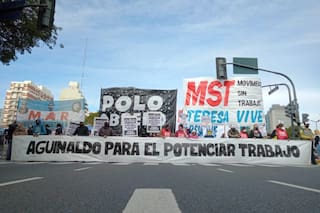 La tasa de desempleo neta del efecto del clientelismo político