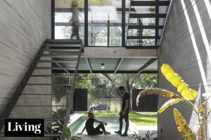 Recorremos una casa que apenas toca la tierra para dejar que la naturaleza avance