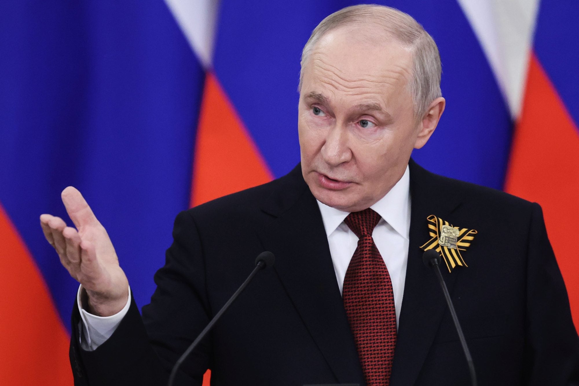 Una maratón de elecciones redibujará el mapa del poder y pondrá a prueba el estado de la democracia en Occidente 13 El presidente ruso, Vladimir Putin, habla con los periodistas tras reunirse con los jefes de las delegaciones extranjeras en el Gran Palacio del Kremlin, en Moscú