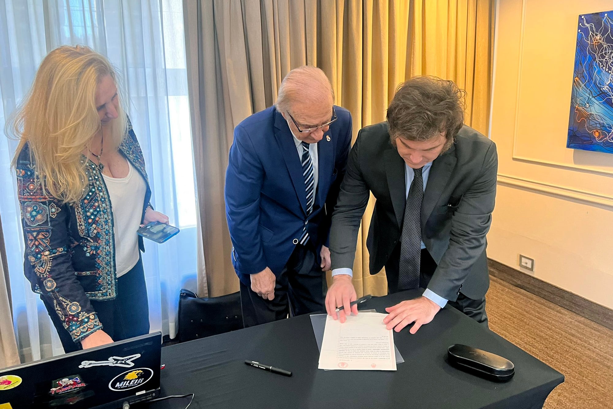 Milei, ya como presidente electo, durante el sorteo de su sueldo 23 de diputado