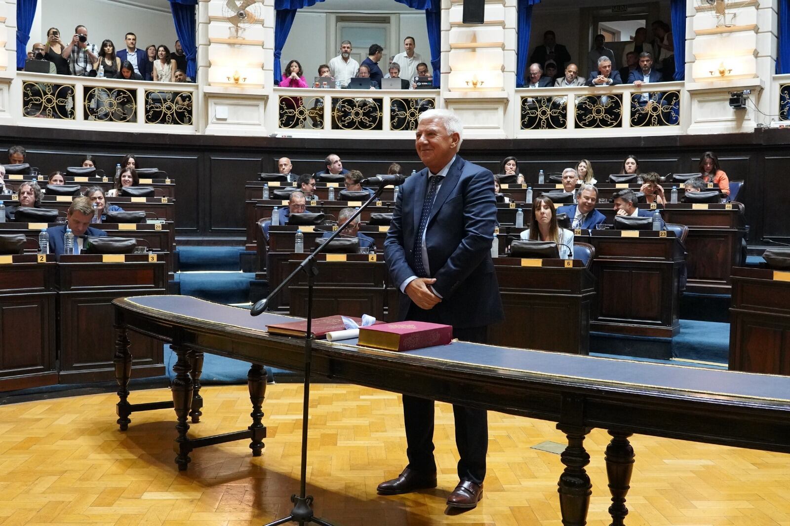 Alejandro Dichiara al momento de jurar por un nuevo período como diputado bonaerense