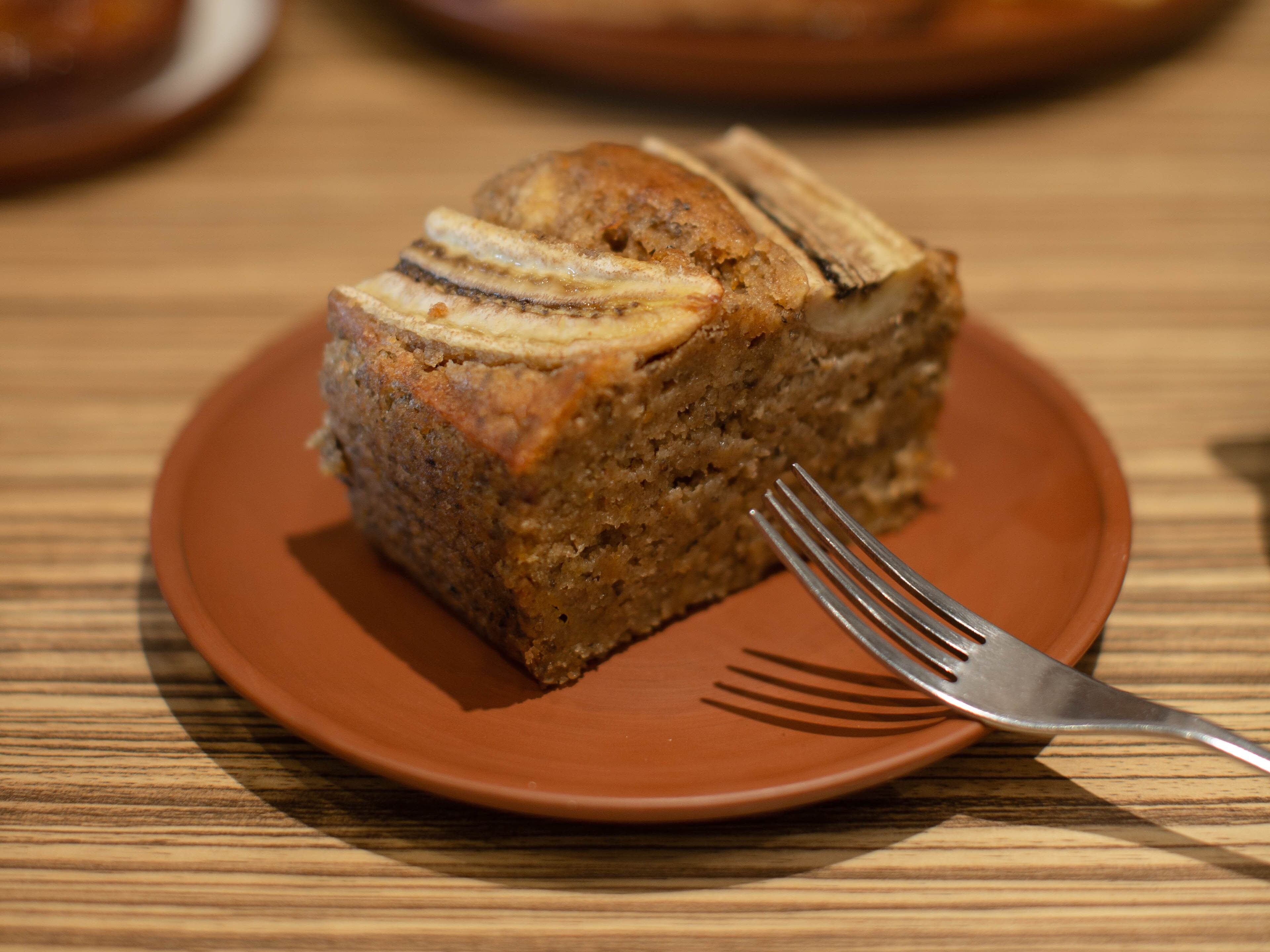 La receta de pan de cáscara de banana requiere una taza de agua, una taza de leche descremada, media taza de aceite, 30 gramos de levadura fresca, medio kilo de harina integral, una pizca de sal, un huevo y una cucharada de azúcar