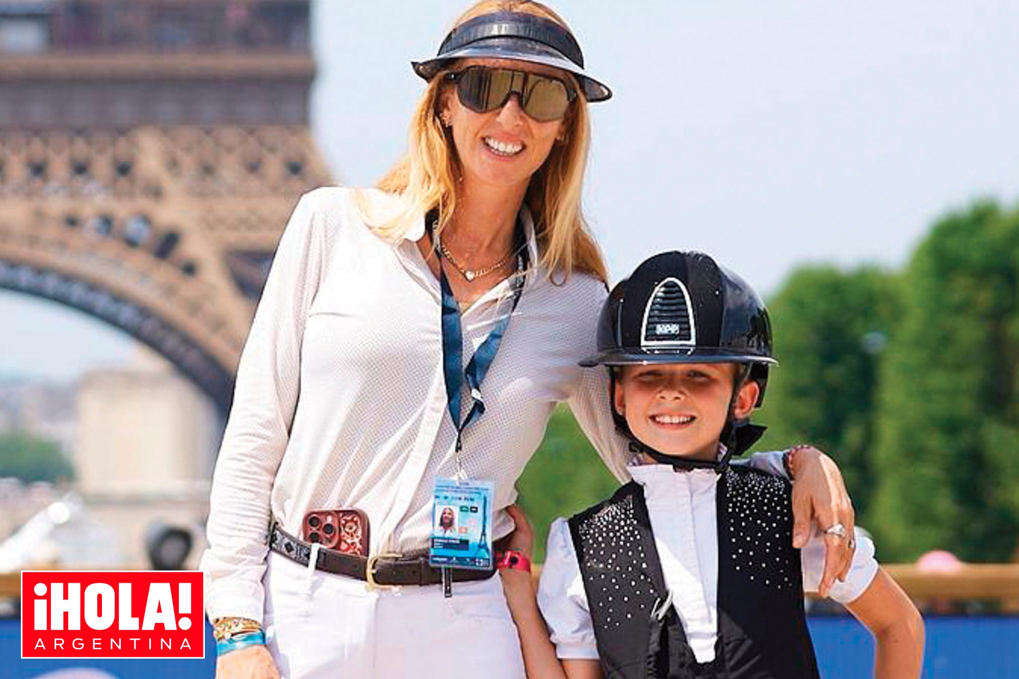 En París. Isabelle Strom y su hija Olympia brillaron en una cita hípica, con el polista Corchito Zavaleta como orgulloso espectador