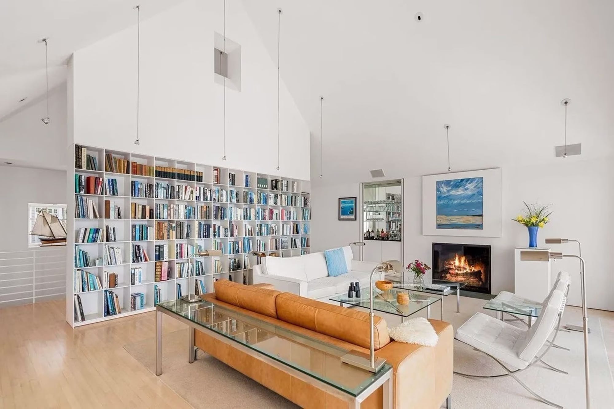 La vivienda principal cuenta con dos dormitorios, dos baños completos y un toilette