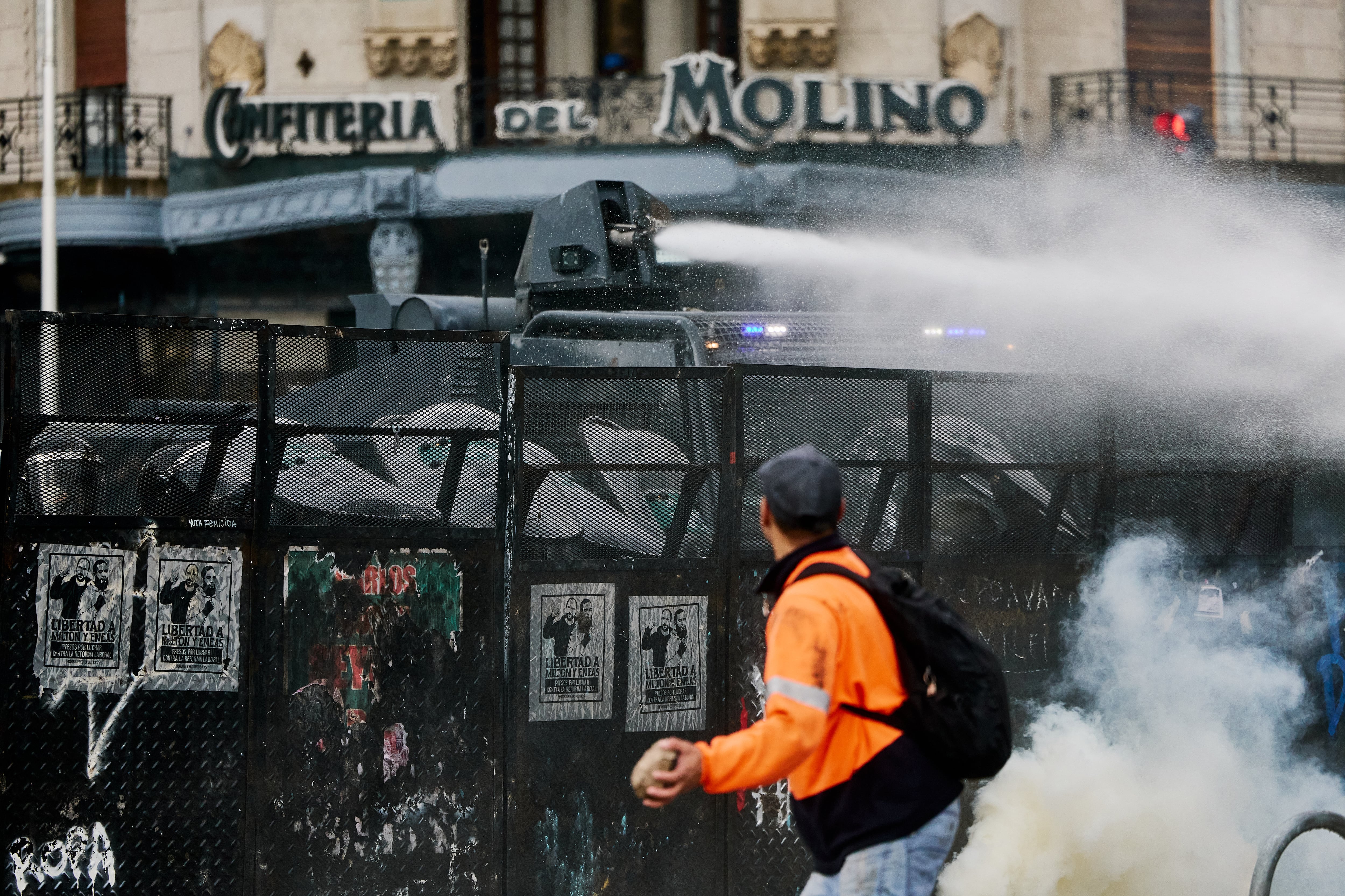 La represión se produjo frente al Congreso, donde miles de estudiantes, docentes y trabajadores reclamaban el cumplimiento de la Ley de Financiamiento Universitario, ratificada por la justicia. Algunos manifestantes arrojaron piedras e intentaron derribar las vallas aunque no queda claro si pertenecían a la organizaciones que participaron.
15/10/2026.