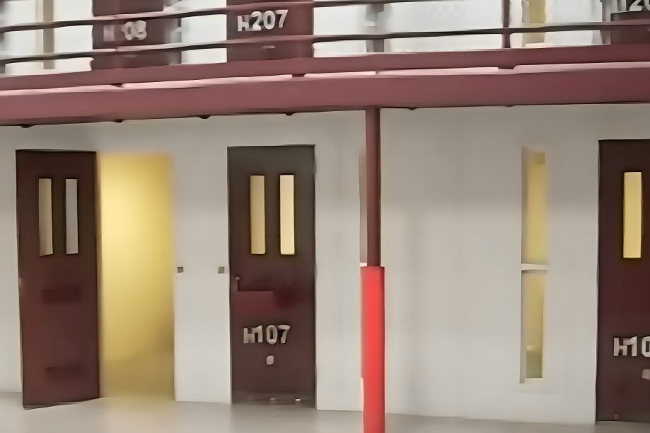 Las celdas de la prisión de Guantánamo son estrechas e incómodas