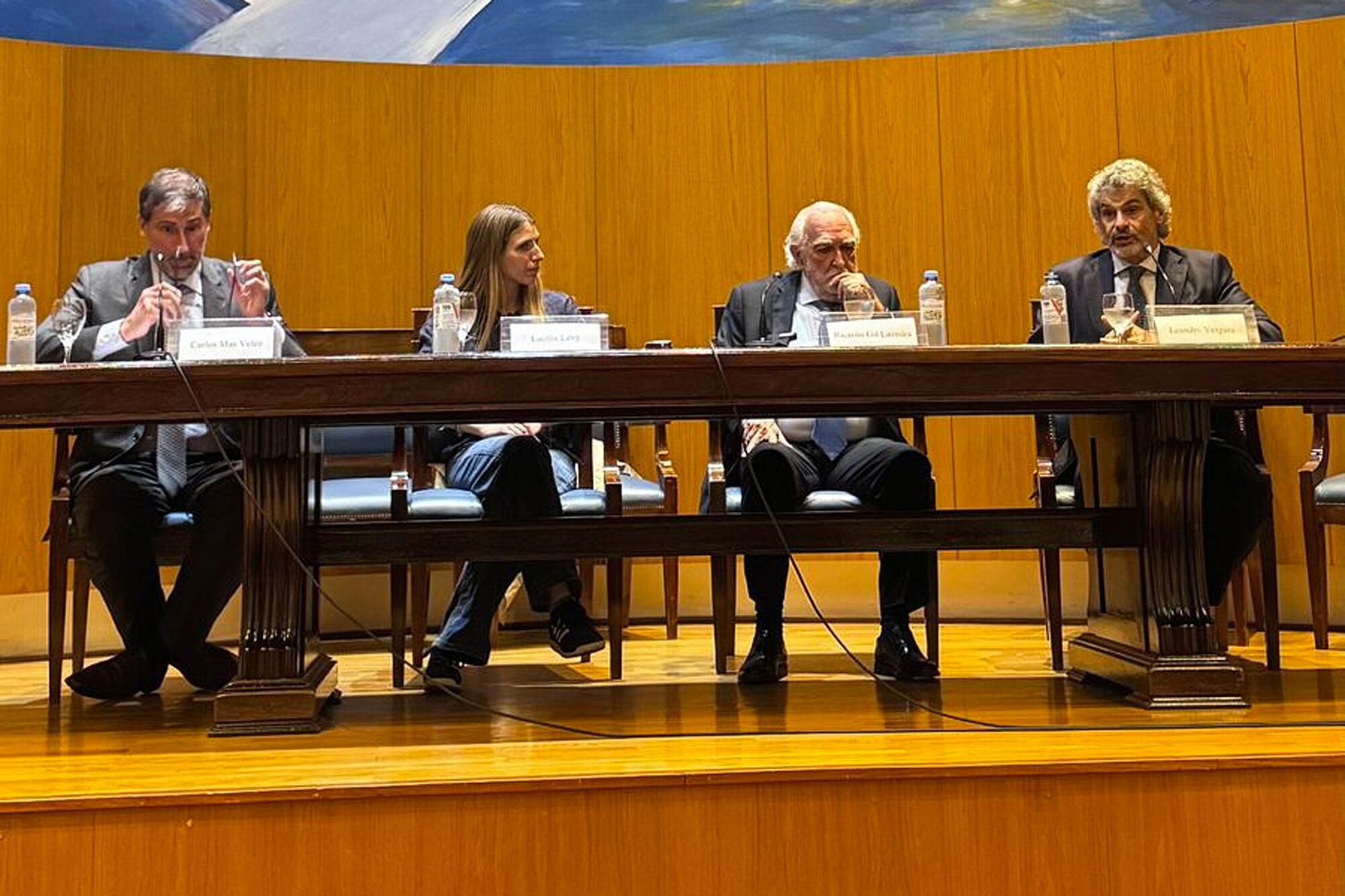 Lucille Levy con Gil Lavedra en el panel de la facultad de Derecho
