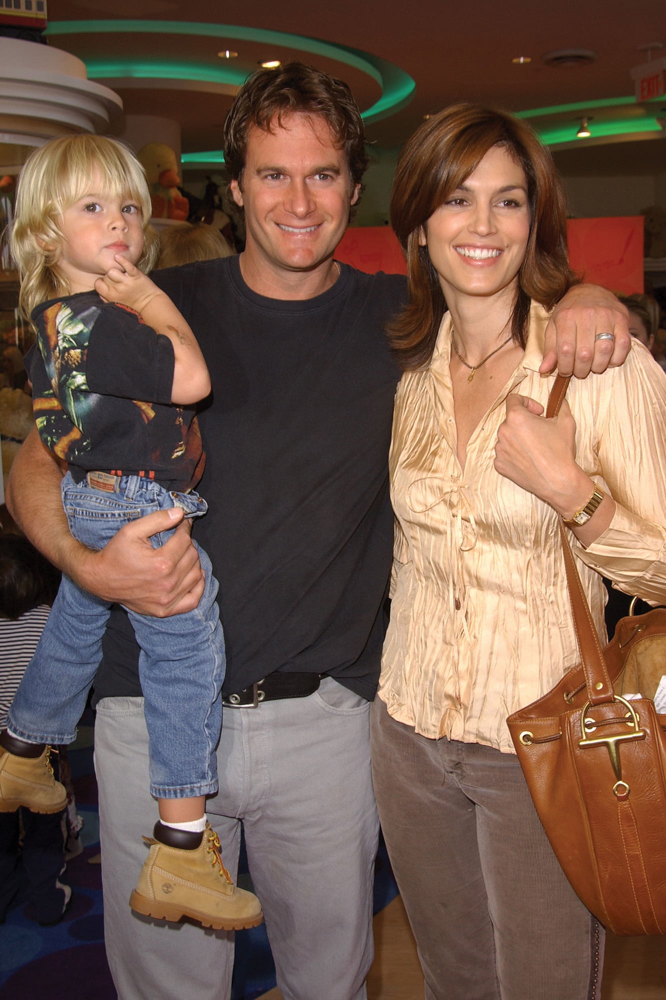 Cindy Crawford junto a su esposo, el empresario grastronómico Rande Gerber, y su hijo Presley, en 2002