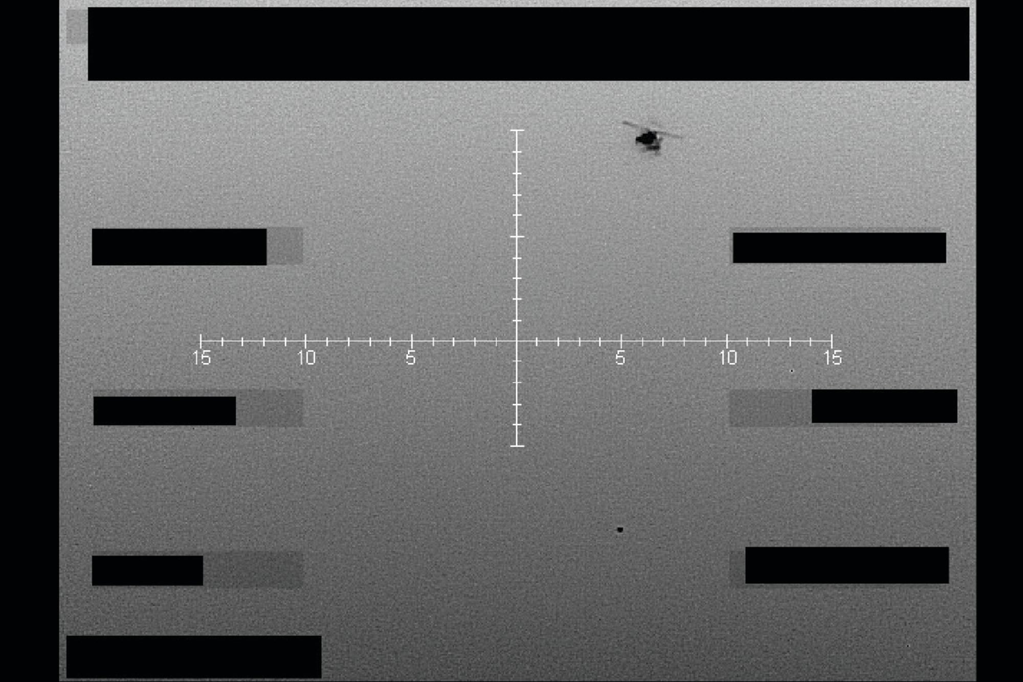 Imagen fija infrarroja (negro caliente) captada de un objeto no identificado bajo un helicóptero sobre el oeste de Estados Unidos en septiembre de 2025.
