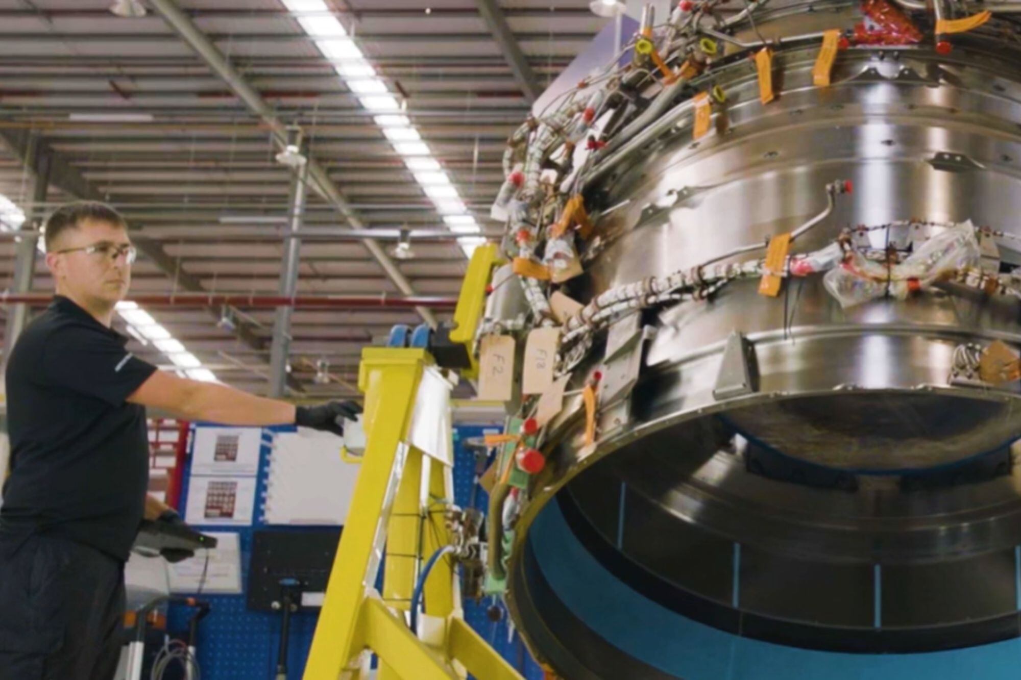 La empresa aeroespacial se dedica al sector de la aviación comercial y la exploración