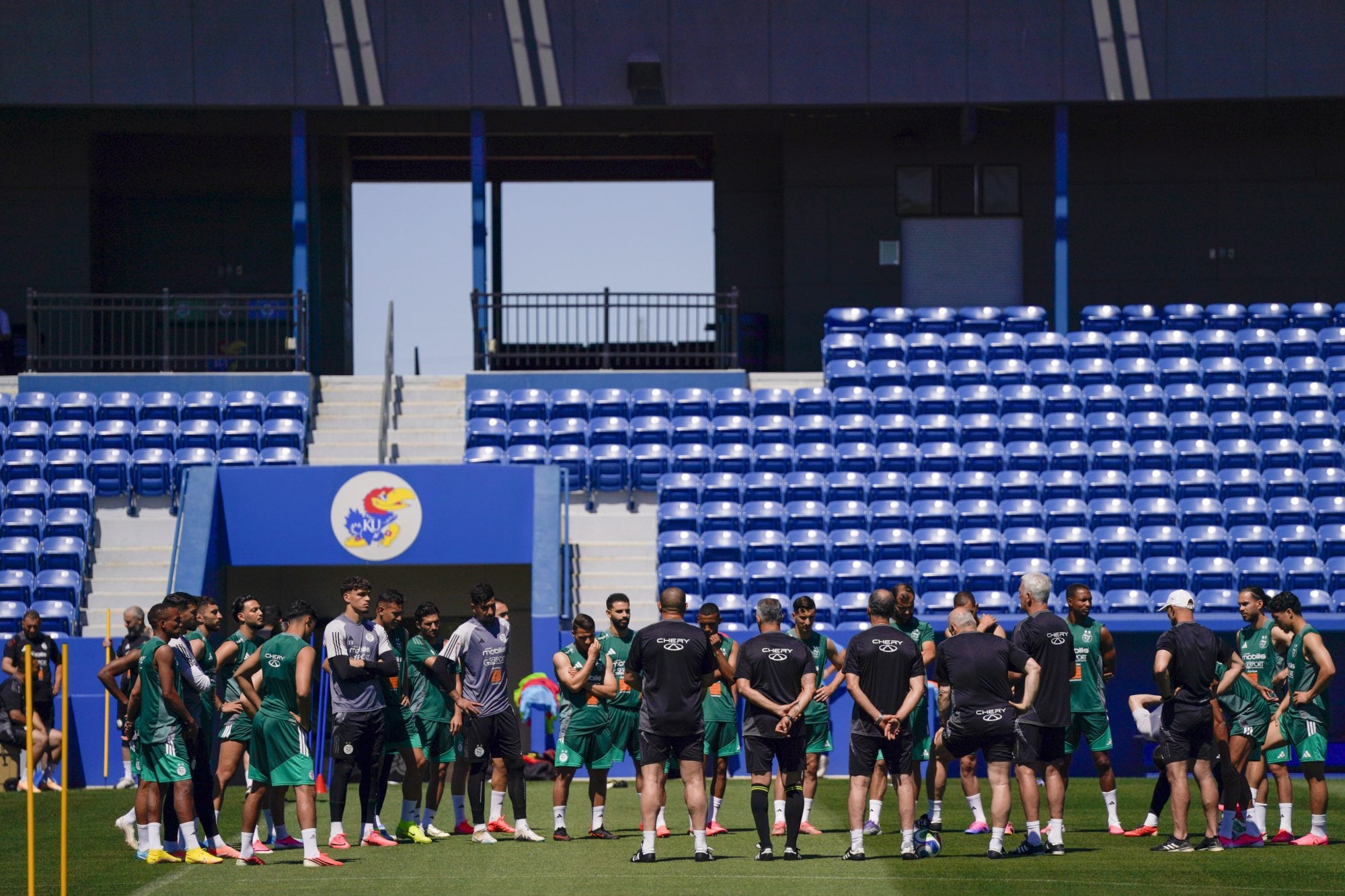 El plantel de Argelia se entrenó este viernes en Rock Chalk Park, donde prepara el partido del martes frente a Argentina, en Kansas City