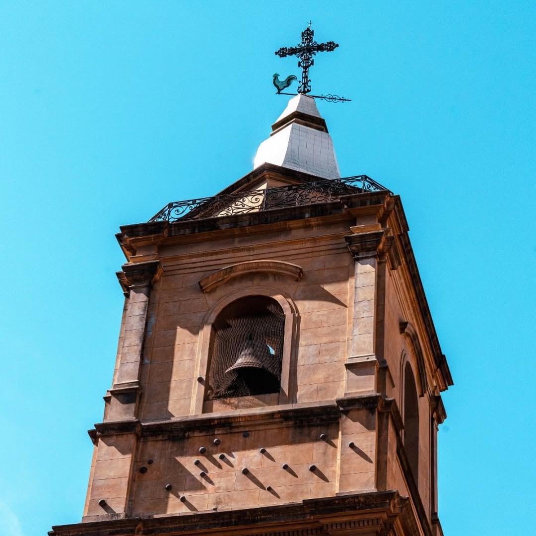 En una de las torres de la iglesia todavía se ven las balas disparadas durante las invasiones inglesas de 1806 y 1807 (Foto: @cascohistorico)