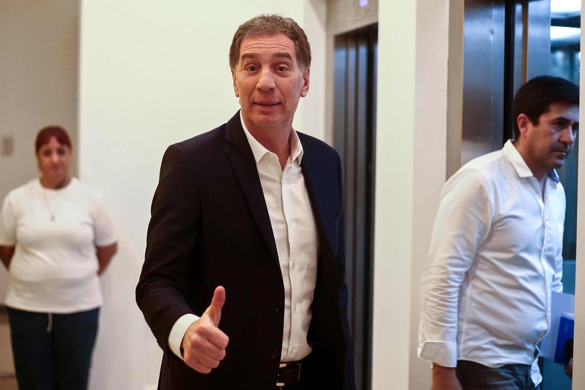 Darío Santilli saliendo de la sede del Pro en Balcarce 412.