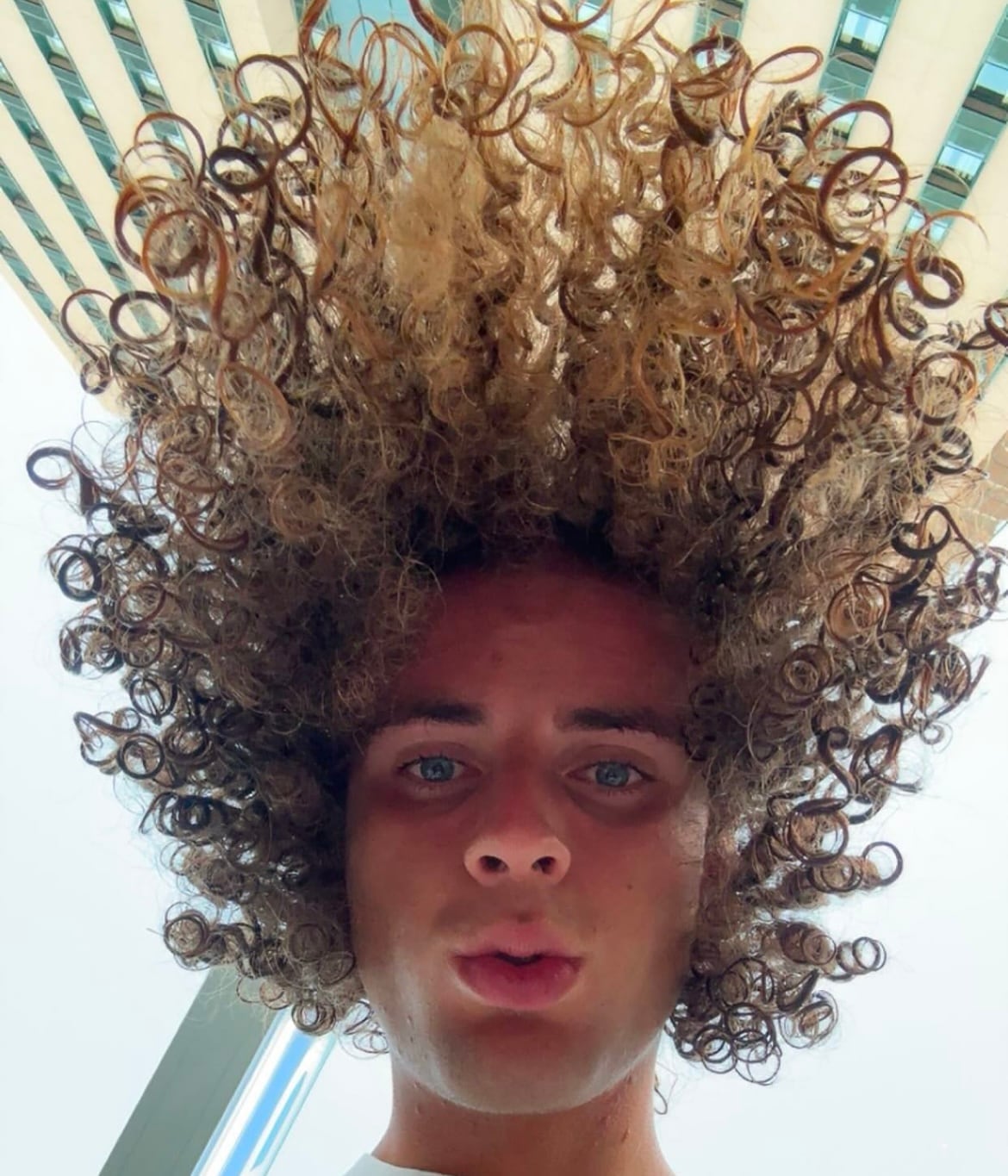 Brunold tiene 21 años, es nacido en Winterthur (en el cantón de Zúrich) y actual 310° del ranking ATP