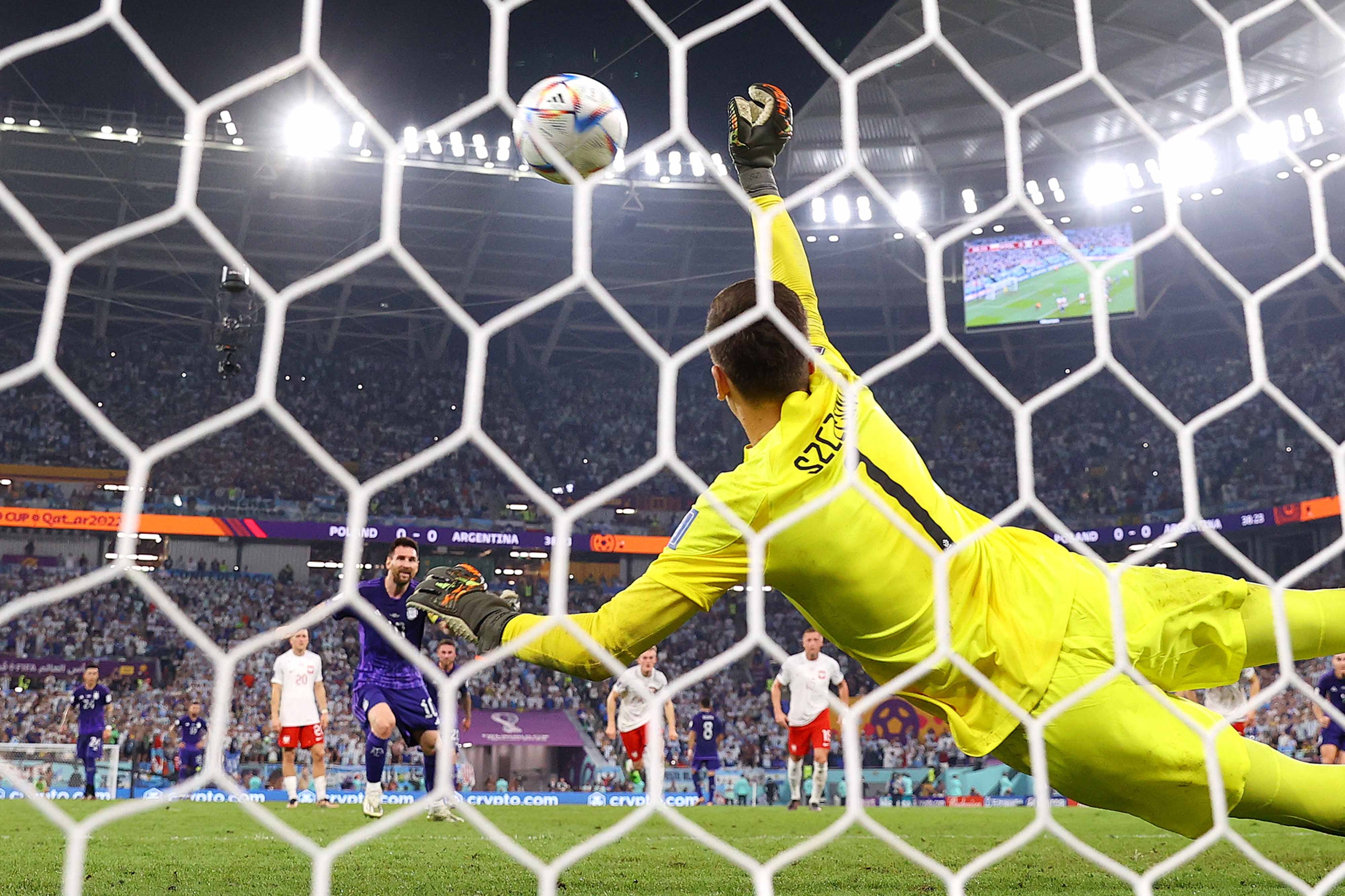 Lionel Messi remata el penal y el arquero polaco Wojciech Szczesny rechaza la pelota; Argentina falló tres de los últimos ocho penales que tuvo a favor en los mundiales