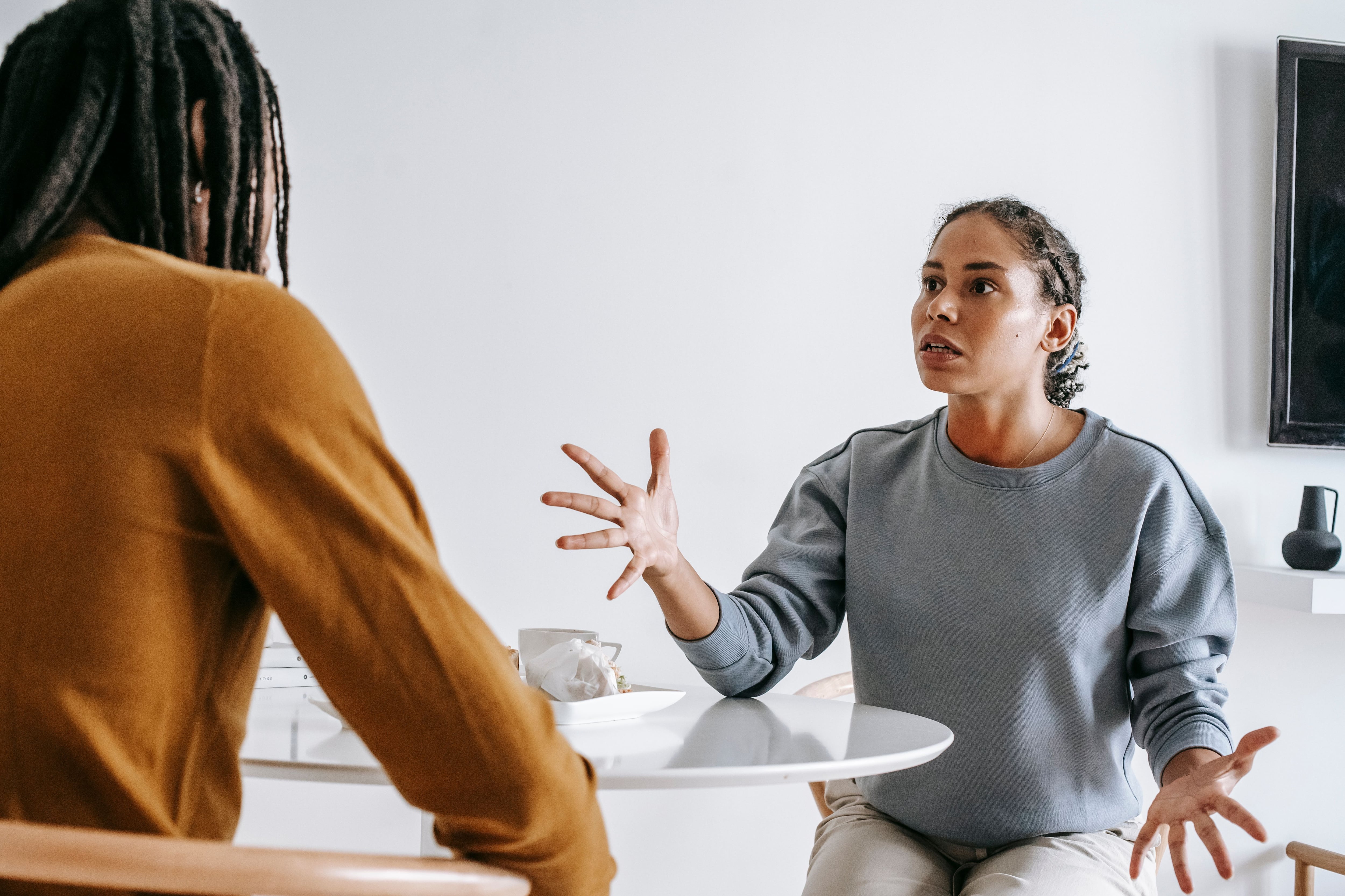 Según la psicología, si una persona podría alzar la voz en una conversación para imponer su mensaje
