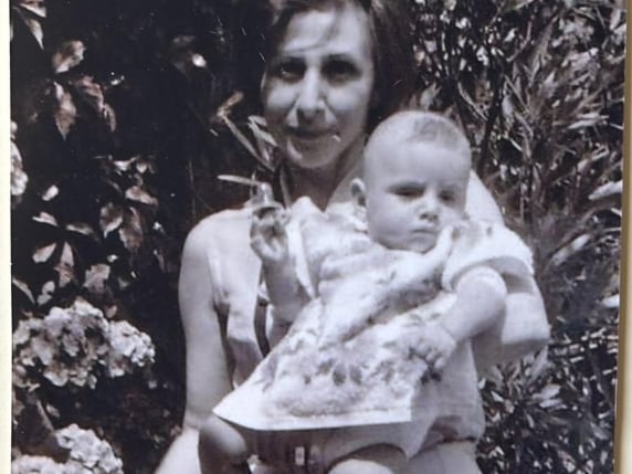 Carla junto a su hijo Thomas