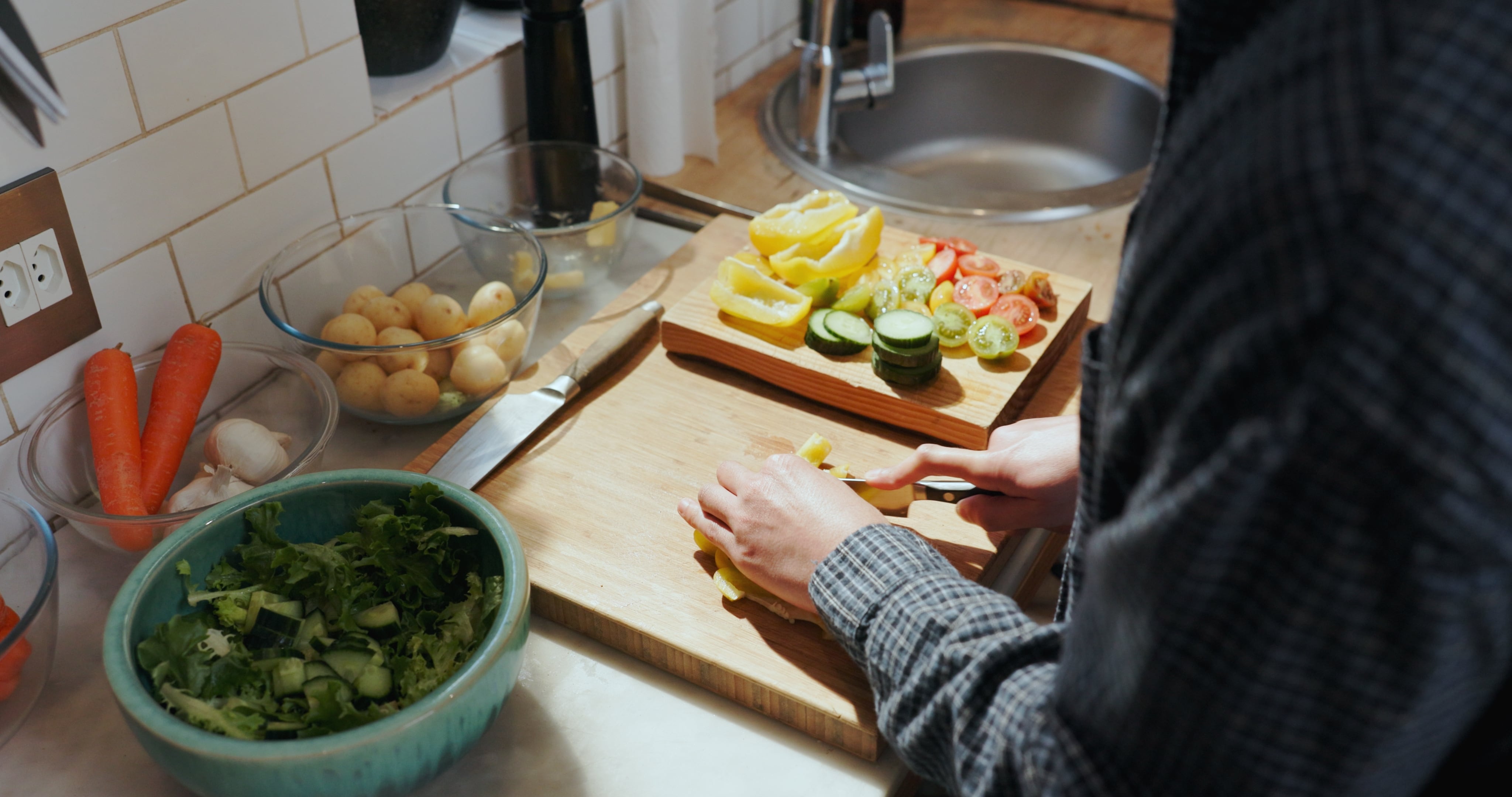 El poder terapéutico de los hobbies 10 Cocinar, por ejemplo, induce la integración sensorial al estimular todos los sentidos al mismo tiempo