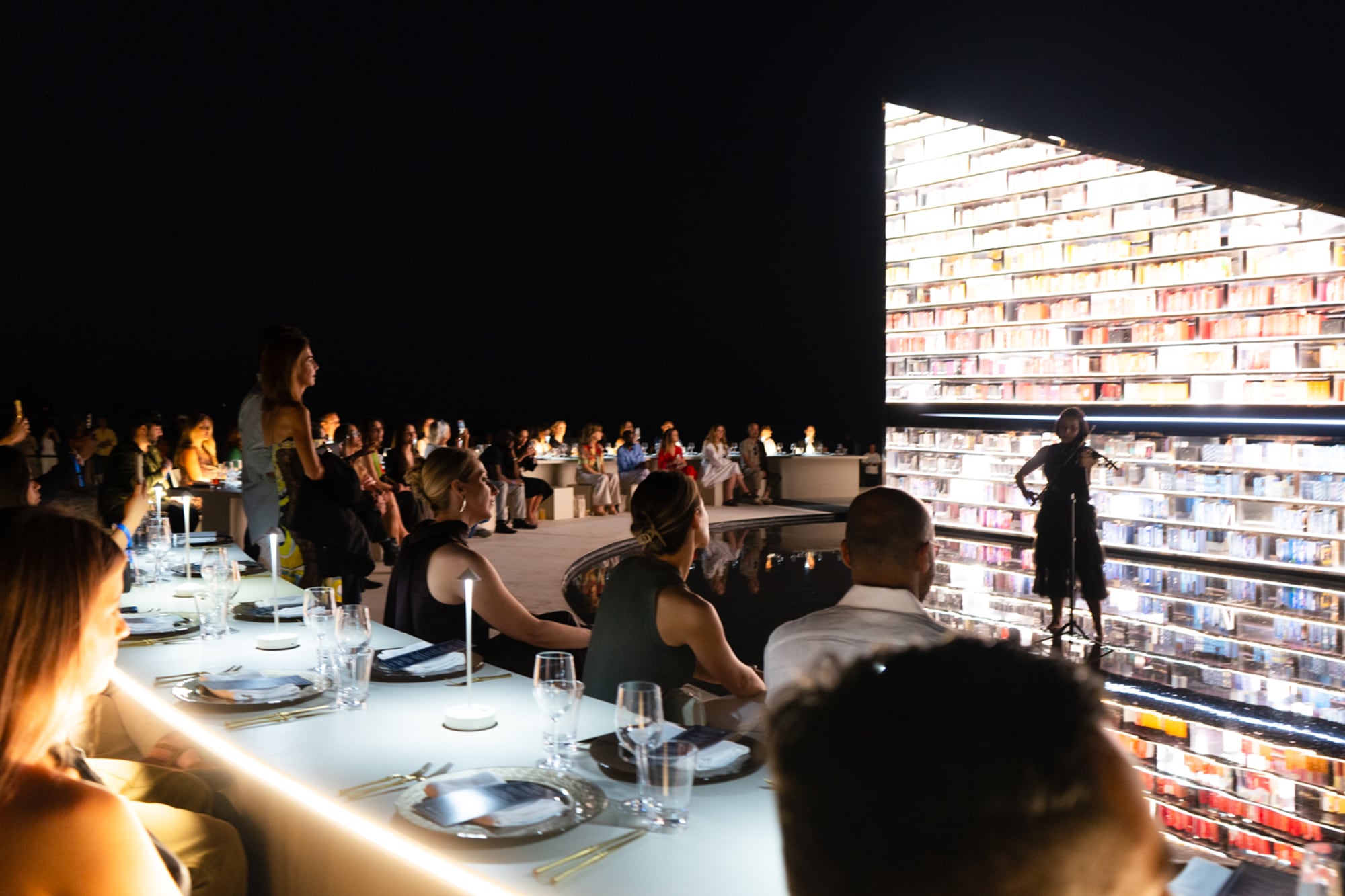 El toque argentino tiene más: ya que en Faena Beach también se presenta The Edible Library, una cena cinética creada por Devlin con la colaboración del célebre chef Francis Mallmann, que tiene lugar dentro de “Library of Us” en Faena Beach